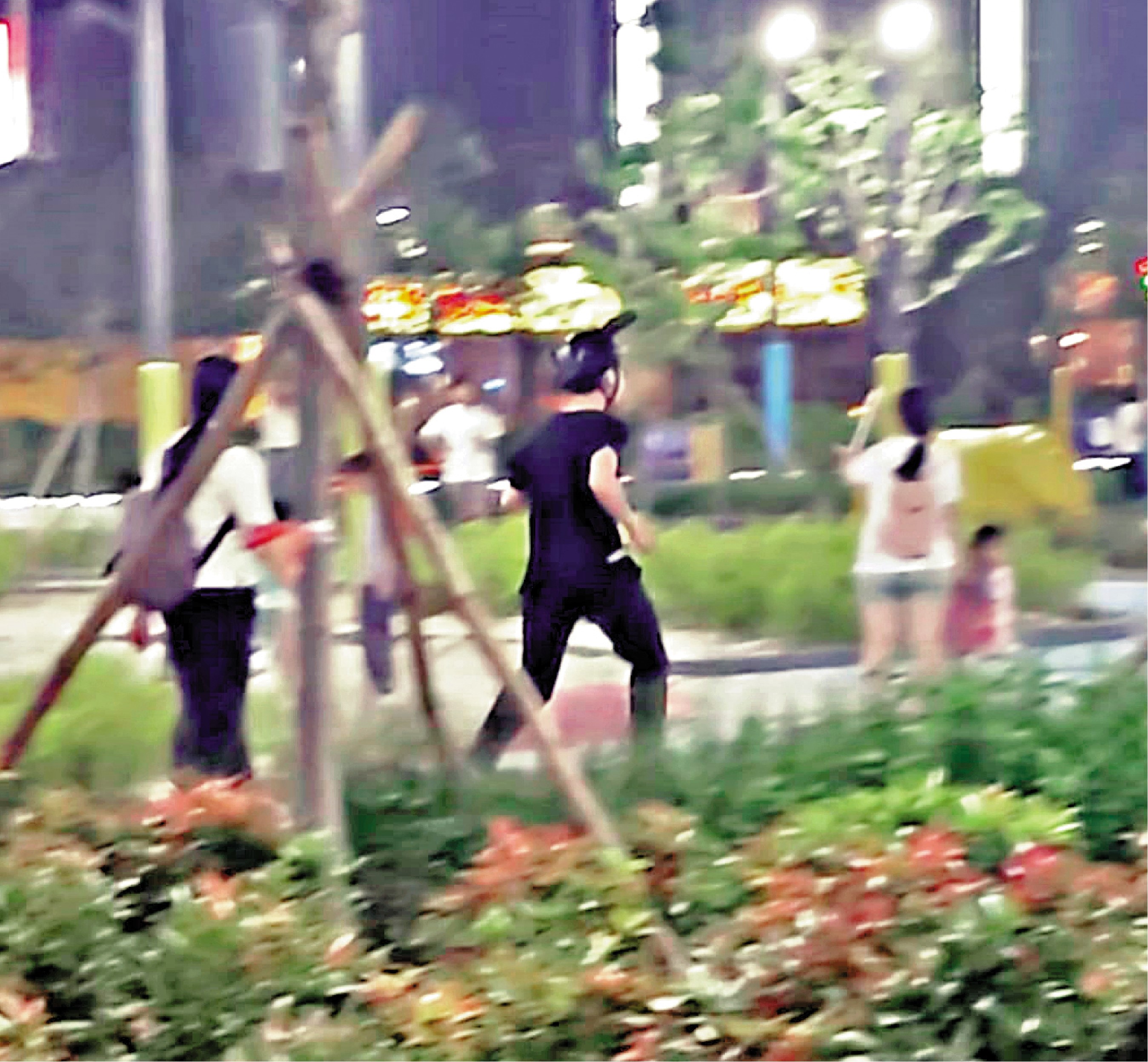 　　圖：影片中一名黑衣男子戴上裝有鏡頭頭盔在將軍澳一公園內奔跑。