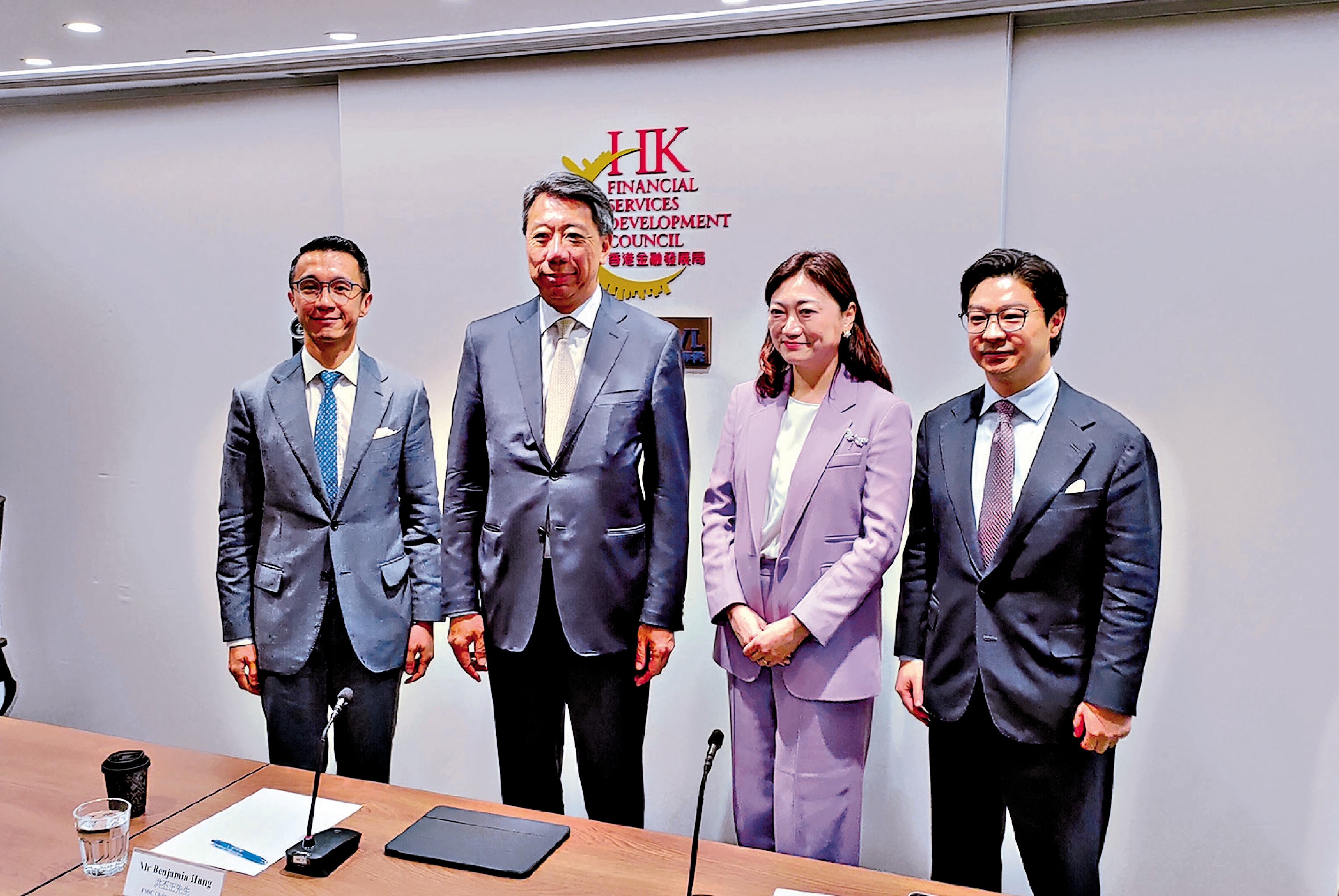 　　圖：左起：金發局行政總監董一岳、主席洪丕正、董事會成員辛葆璉及陳惠仁。\大公報攝