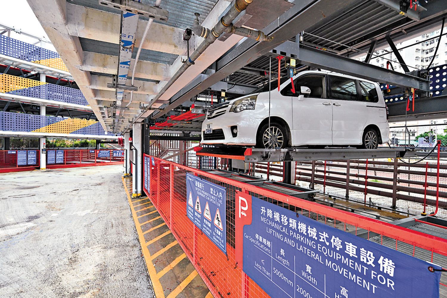 　　圖：油麻地海泓道短期租約停車場的自動泊車系統，可通過載車板垂直升降和左右橫移，移動車輛至地面存取。