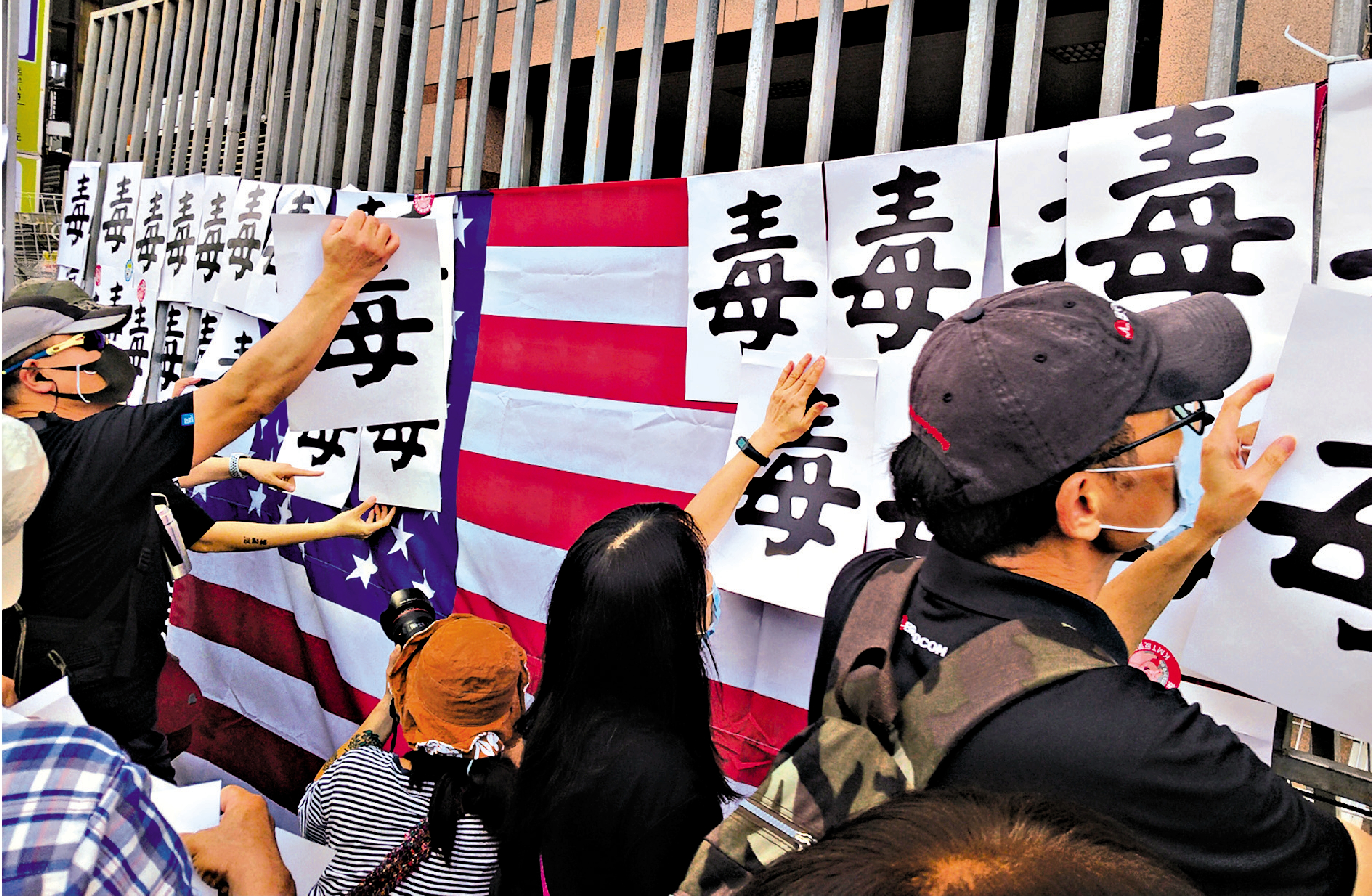 　　圖：民進黨當局放寬美國發芽馬鈴薯進口，引發台灣社會強烈批評。圖為台灣民眾抗議民進黨當局為討好美國一再放寬進口美國食品的安全標準。\資料圖片