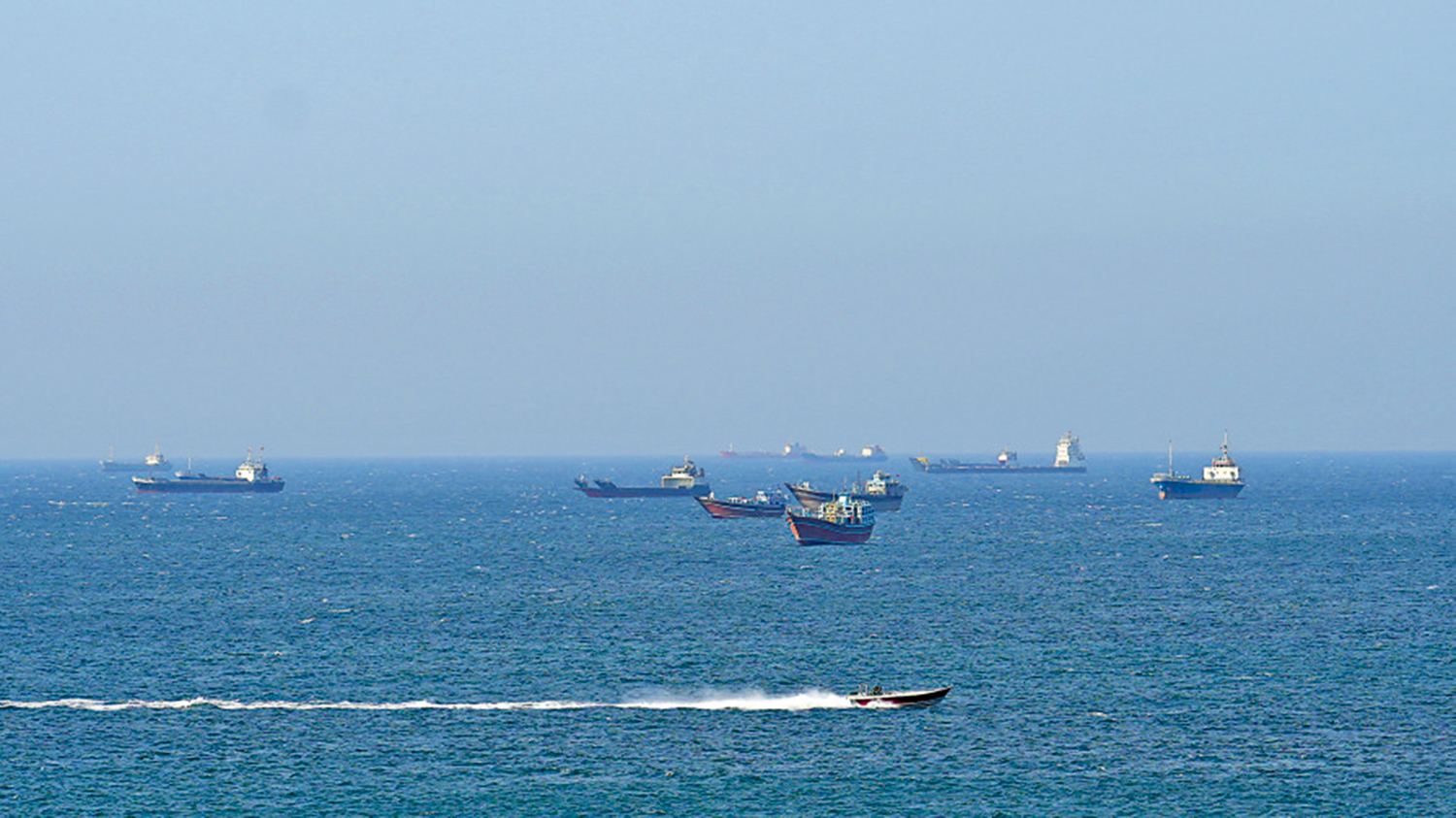 　　圖：18日駛經霍爾木茲海峽的船隻與油輪。\路透社