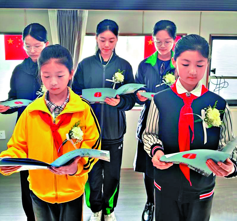 　　圖：4月21日，在「歸航號」紀念船上，學生代表一起誦讀「致最可愛的人的一封信」。\新華社