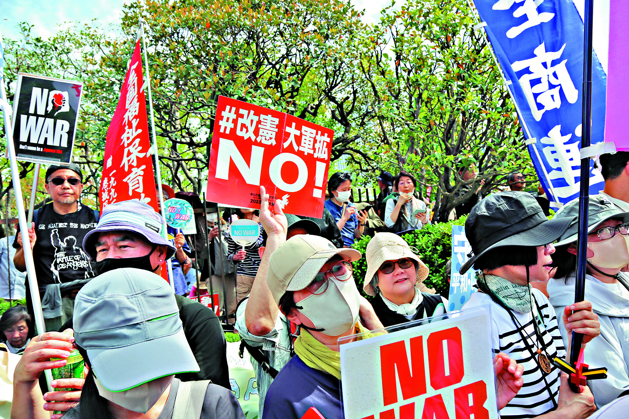 　　圖：4月19日，超3萬名日本民眾在位於東京的國會議事堂前集會，抗議高市早苗政府強推修憲、企圖解禁殺傷性武器出口等破壞和平憲法的動向。\中新社