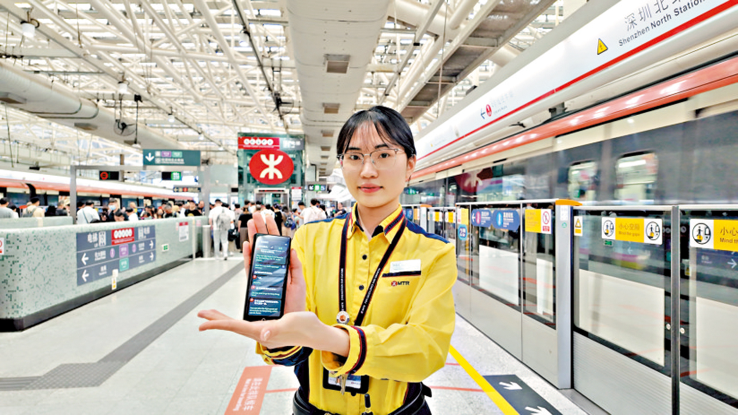 　　圖：深圳地鐵三個站點試點投用多語種智能翻譯機。