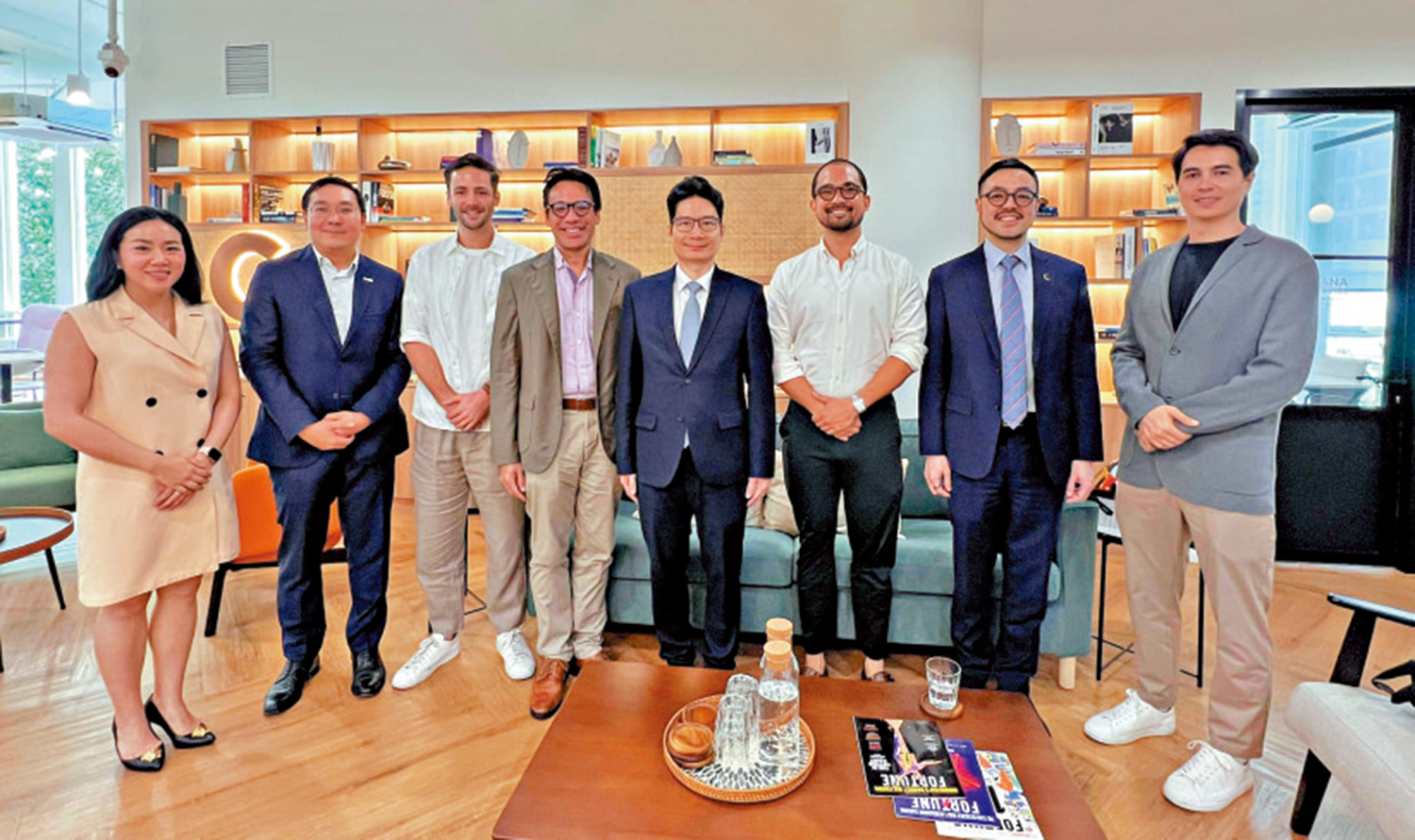 　　圖：陳浩濂（右四）到訪泰國，與曼谷初創企業協會代表會面。