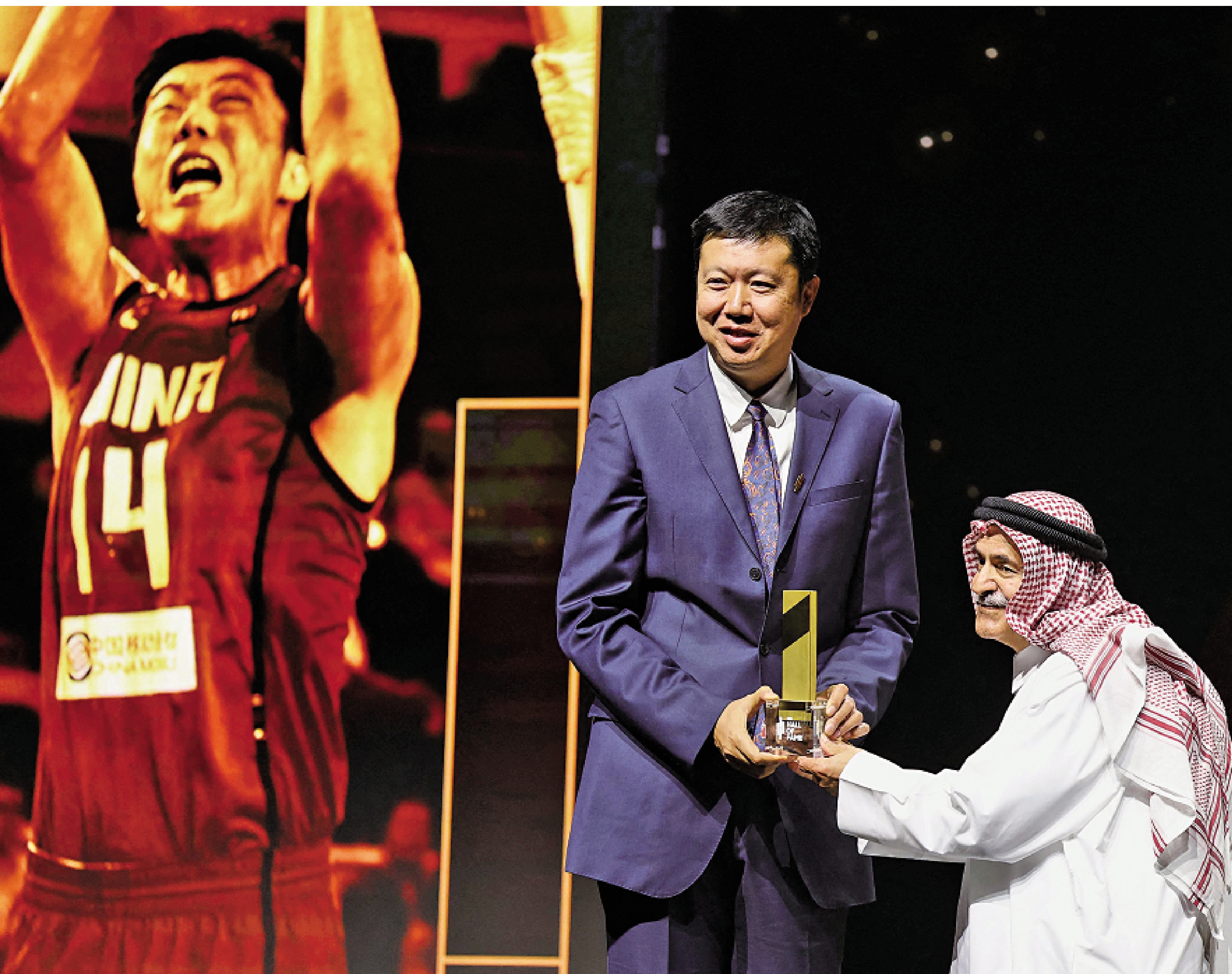 　　圖：王治郅（左）是第5位入選國際籃聯名人堂的中國籃球運動員。\法新社
