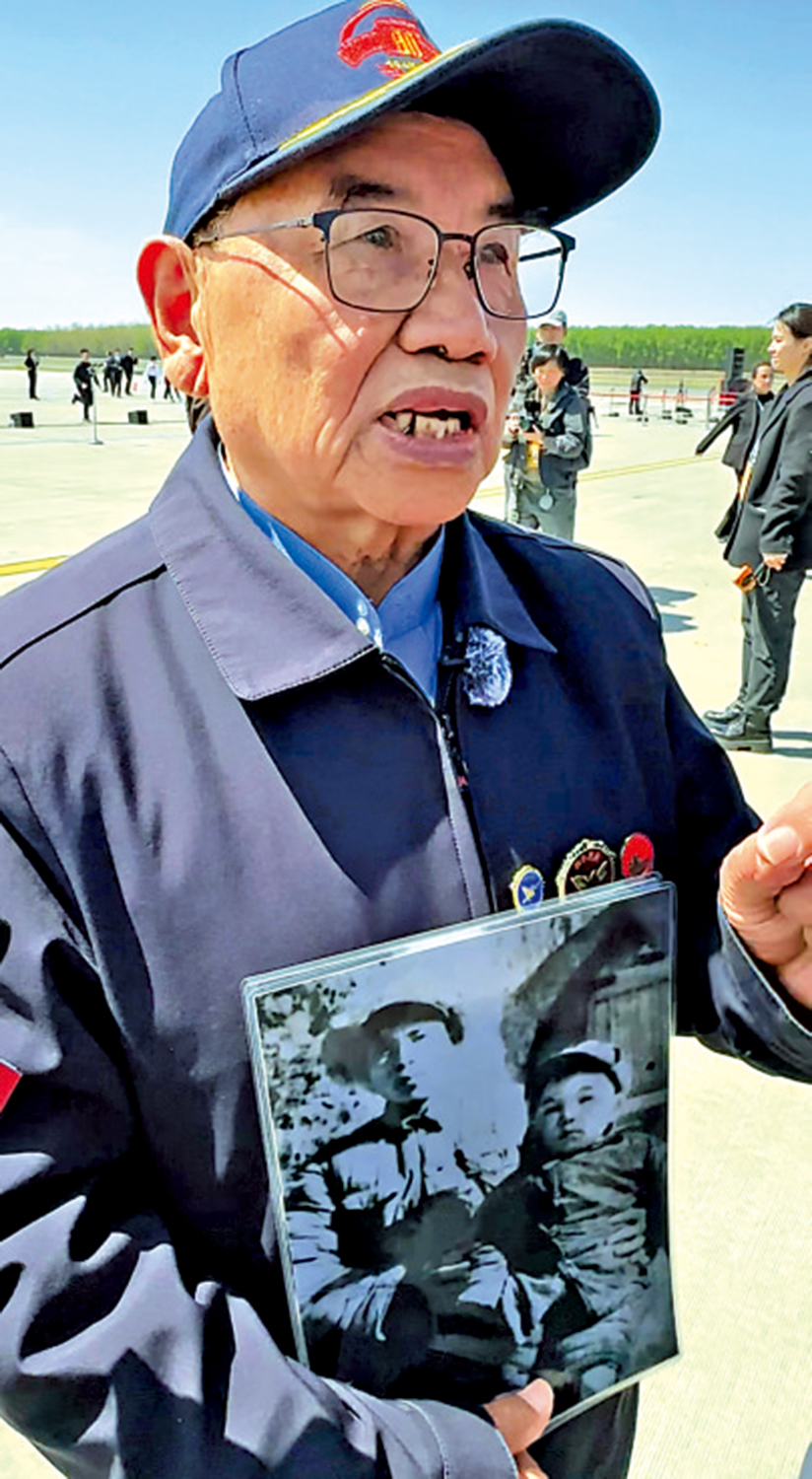　　圖：鄧其平捧着與父親唯一的合影，講述尋親歷程。\大公報記者于珈琳攝