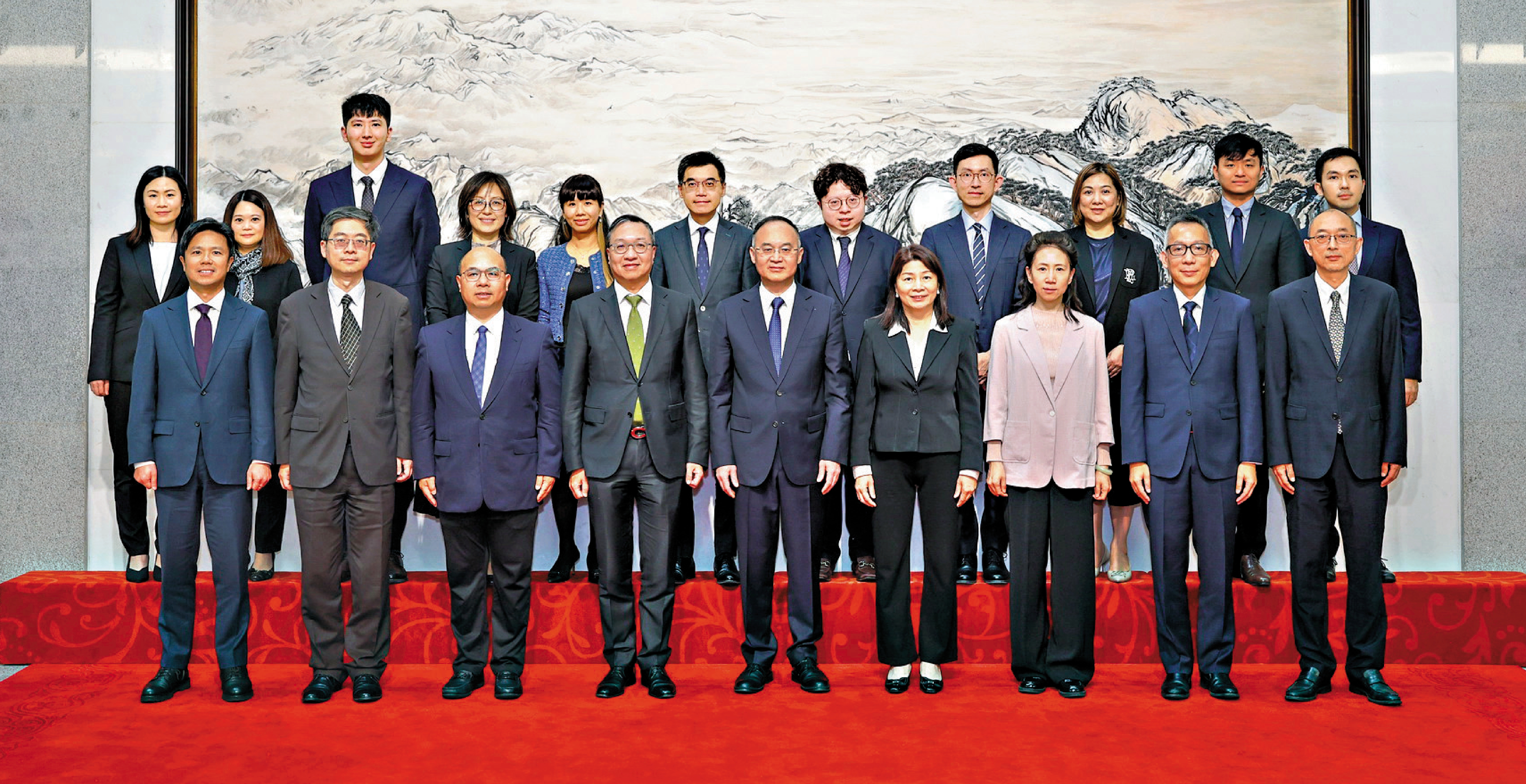 　　圖：四月二十二日下午，中央港澳工作辦公室、國務院港澳事務辦公室副主任農融在北京會見香港特區政府律政司司長林定國一行。
