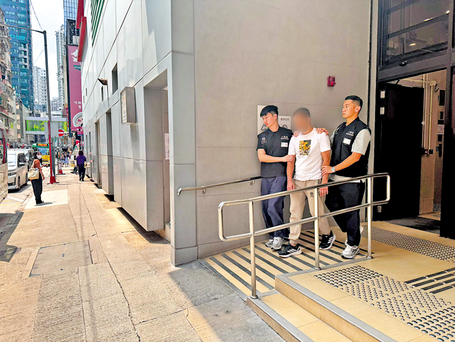 　　圖：入境處打擊非法勞工從事外賣工作，十二人被捕。