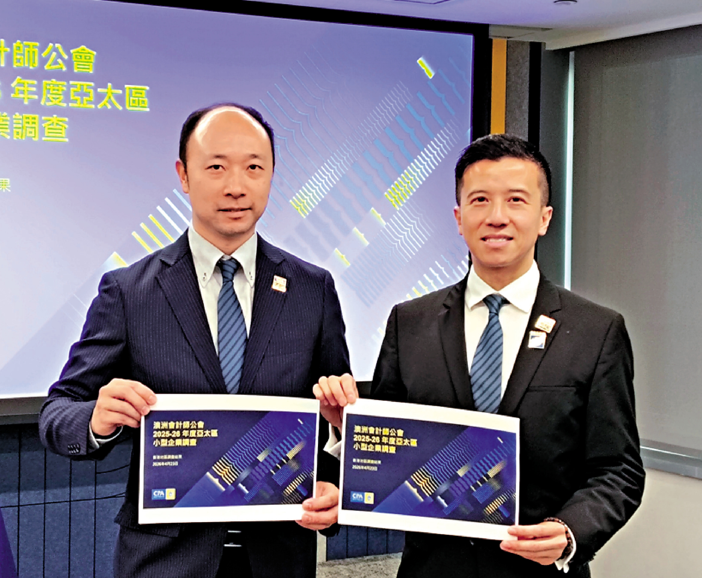 　　圖：葉耘開（右）相信，香港穩定可吸引海外資金湧入。\大公報記者李永青攝
