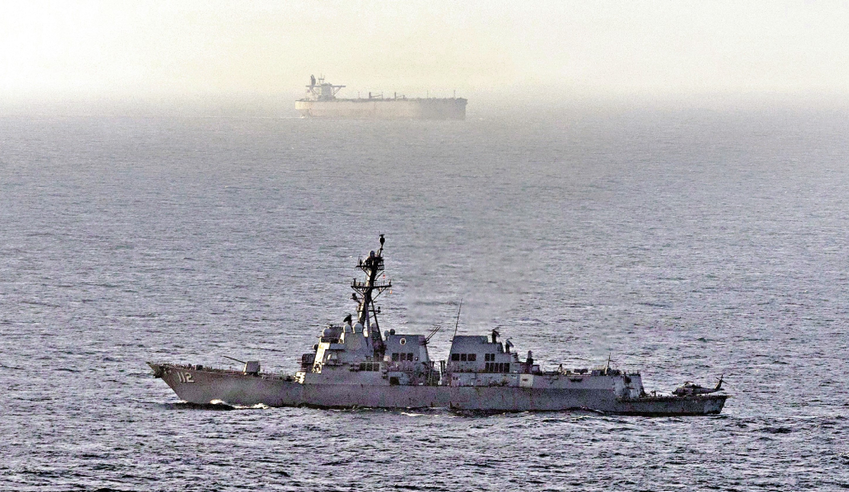 　　圖：美軍一艘導彈驅逐艦執行對伊朗海上封鎖任務。\法新社