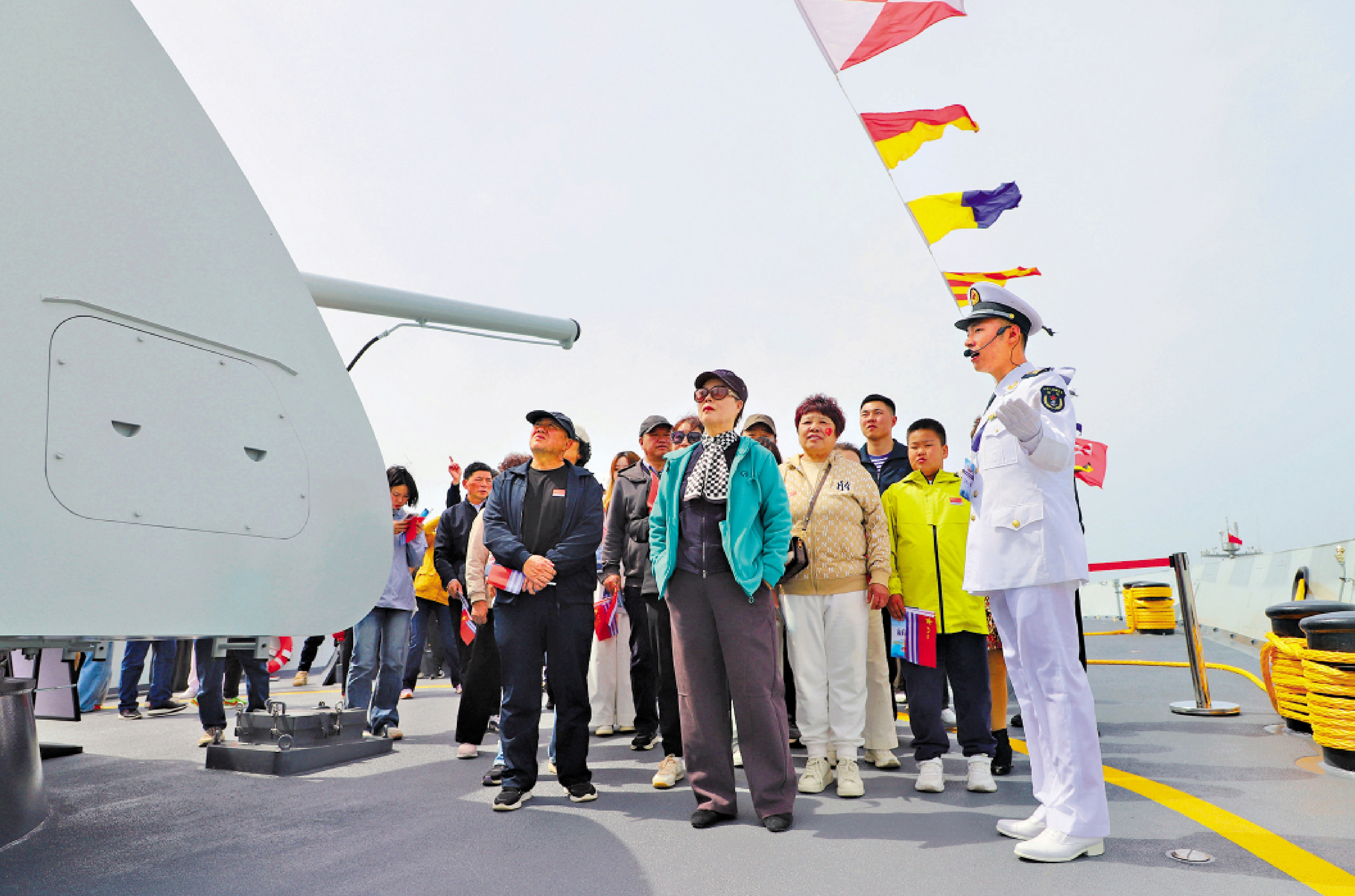　　圖：海軍官兵向市民介紹鄂爾多斯艦主戰裝備。\大公報記者宋偉攝