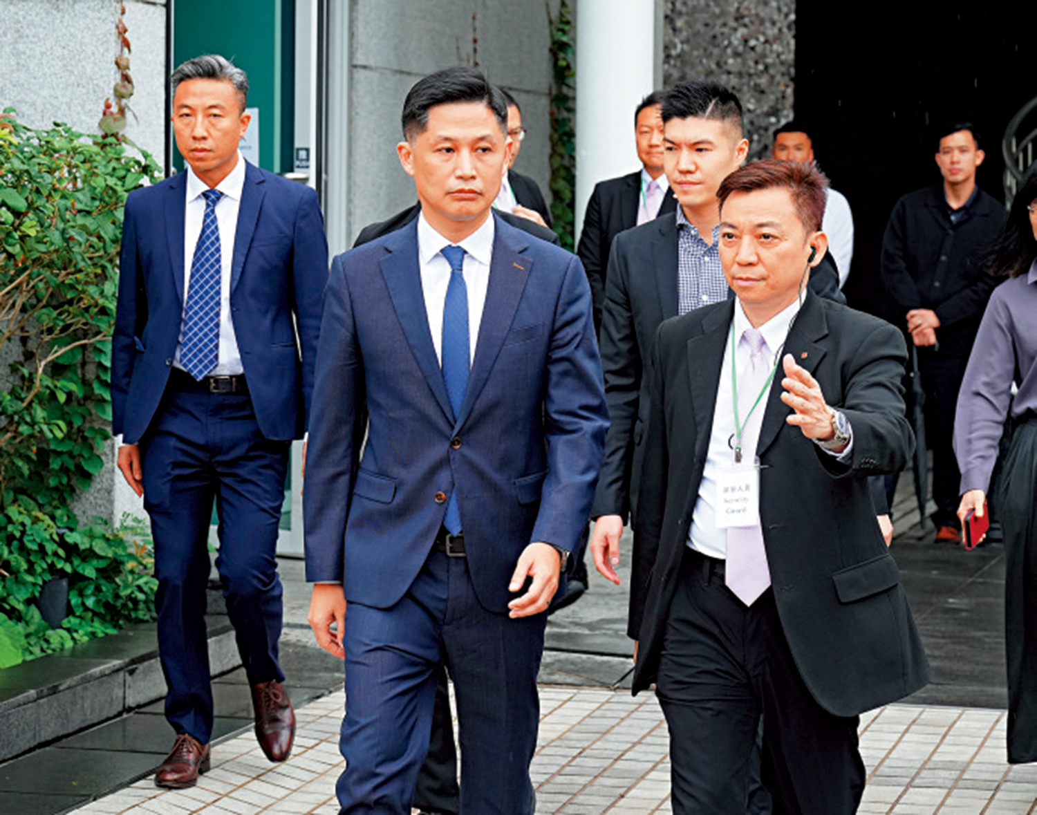 　　圖：消防處處長楊恩健（前左一）昨日表示，消防處本周內已增加30條電話熱線，可接聽999駁線電話，兩個月後再增加30條。\大公報記者林少權攝