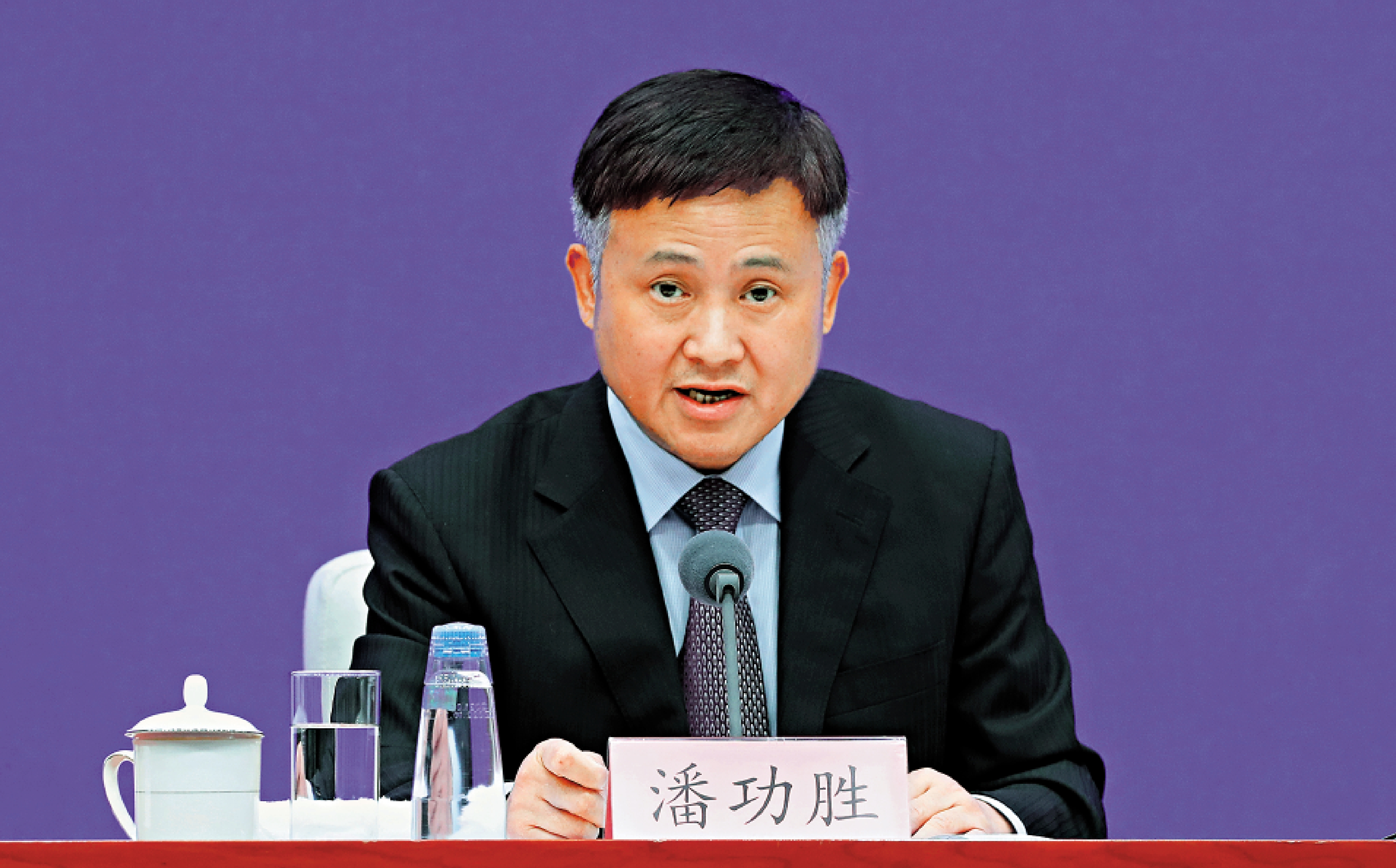 　　圖：潘功勝表示，積極穩健推動地方政府融資平台債務和中小金融機構風險化解。