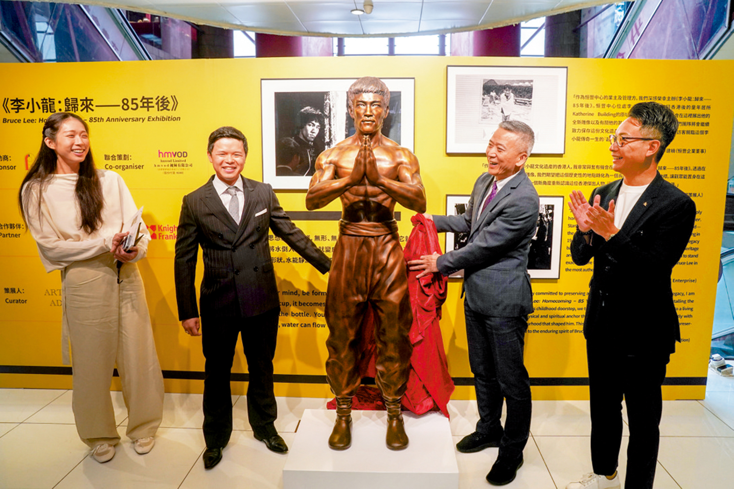 　　圖：「李小龍：歸來—85年後」展覽昨日在李小龍童年居所原址的恆豐中心揭幕。當中最矚目的是1：1比例的李小龍雕像。