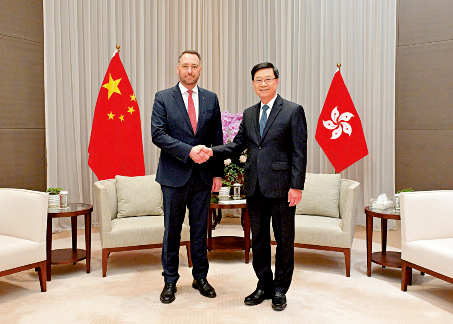 　　圖：行政長官李家超昨日與比利時副首相兼外交大臣普雷沃會面。