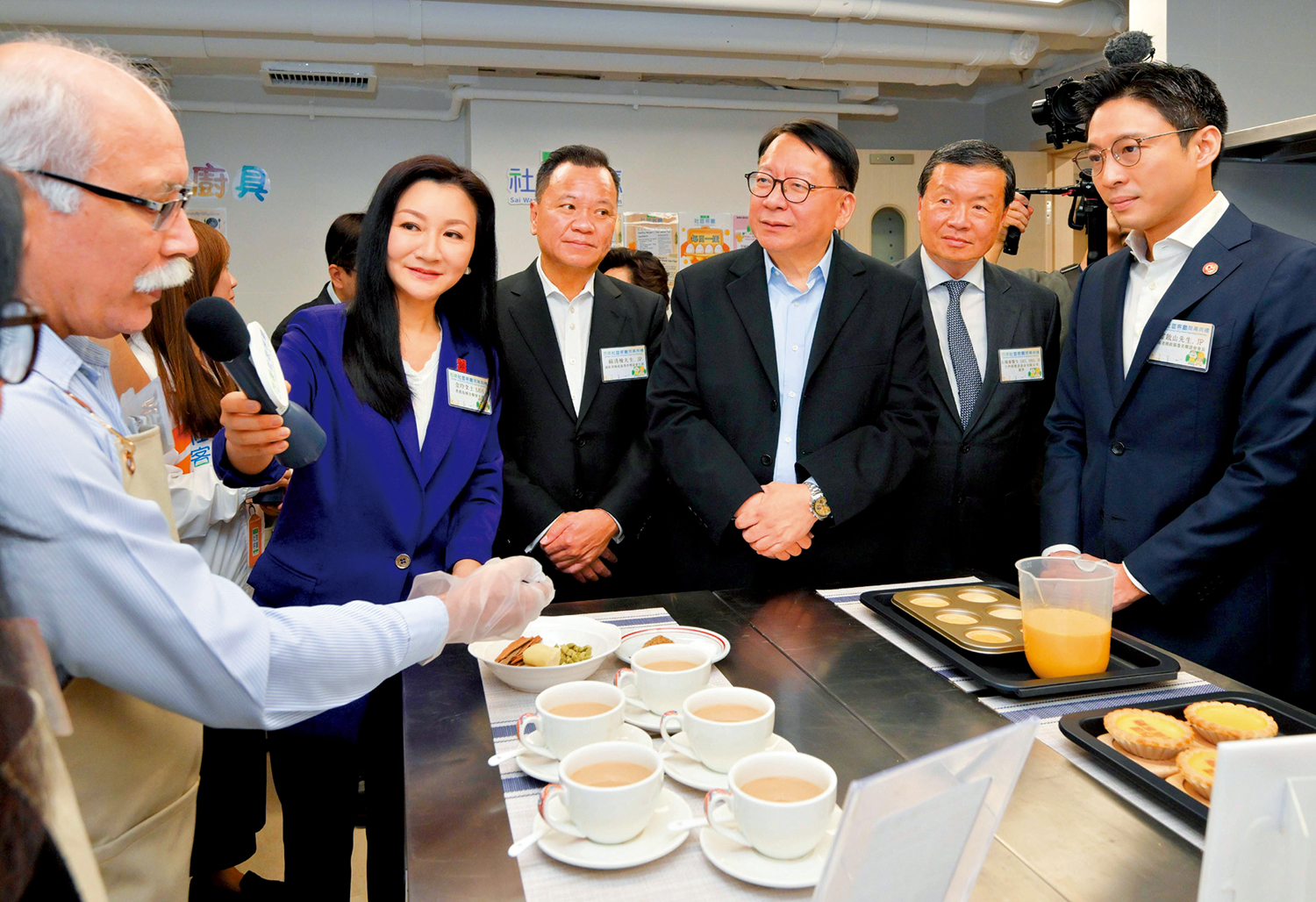 　　圖：政務司司長陳國基及多位嘉賓昨日出席西環社區客廳開幕典禮，參觀設施並與用戶交流。