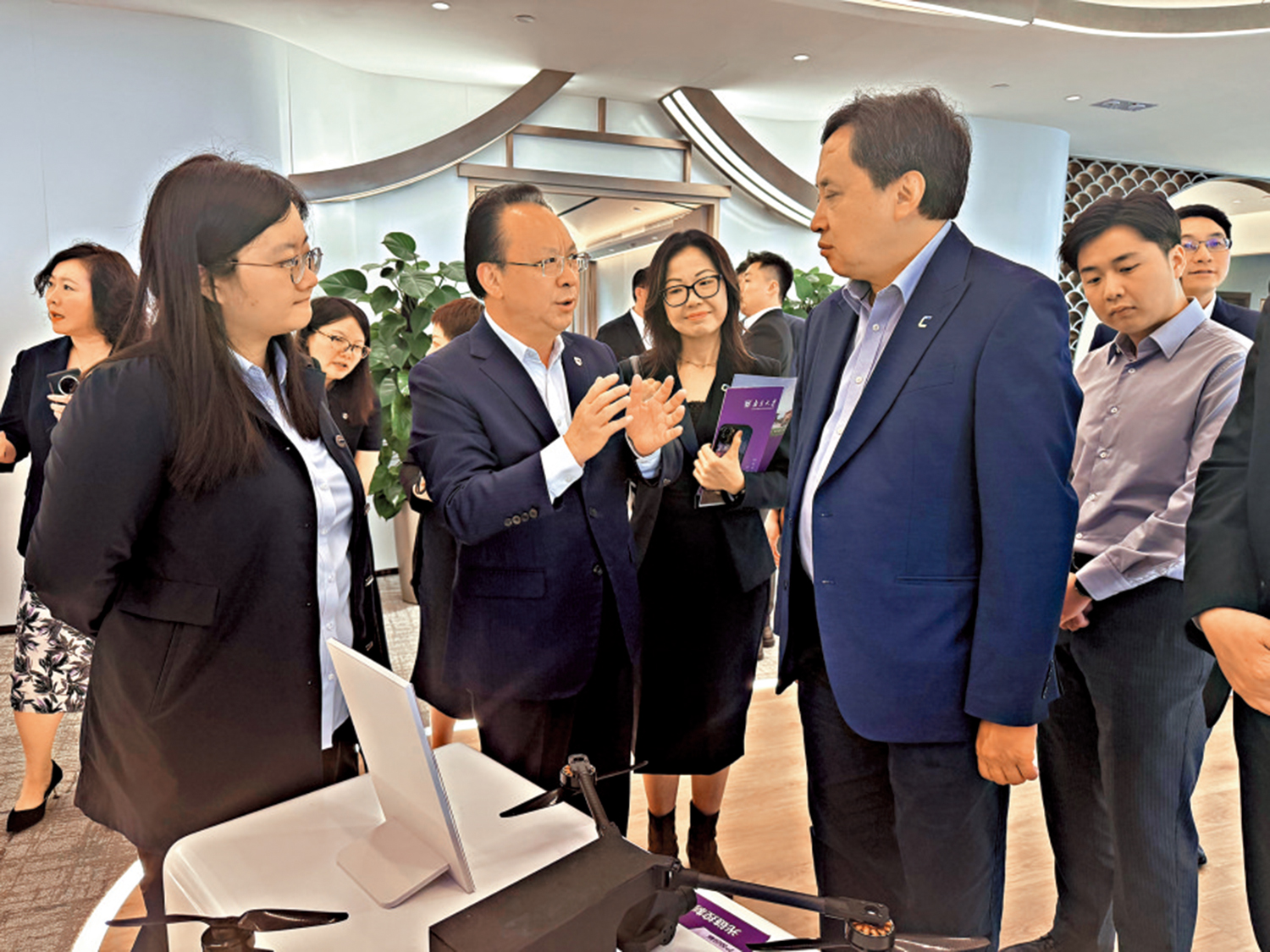 　　圖：譚鐵牛院士向數碼港董事局主席陳細明介紹南京大學創科成果。