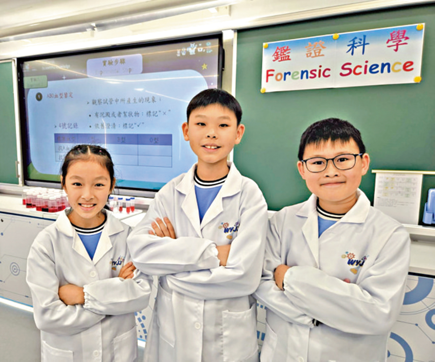 　　圖：三位學生對於科學科有鑒證活動均表開心。