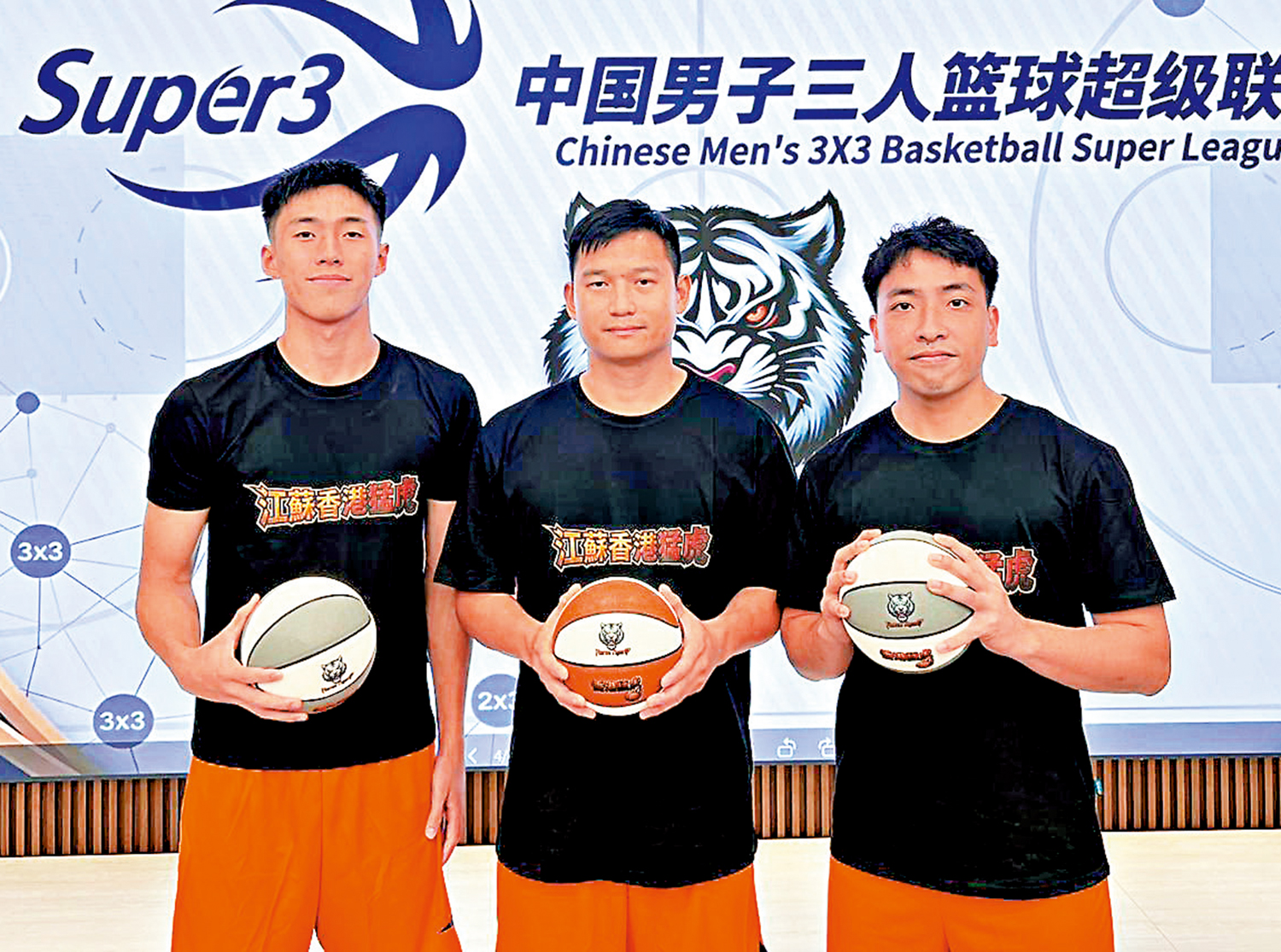 　　圖：左起：梁卓炫、鄭澤及李旭川，是香江猛虎籃球隊陣中的本地球員。\大公報記者朱家立攝