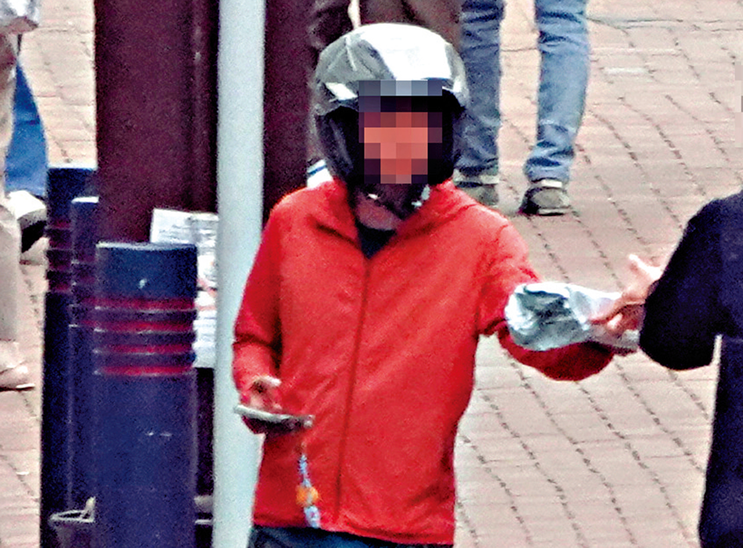　　圖：聲稱有「自家物流」的客服，車手在約定收貨時間前十分鐘致電溝通具體送貨位置。整個交收過程不用半分鐘就完成。\大公報記者凱楊攝