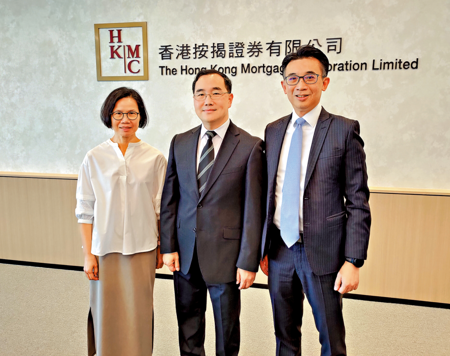 　　圖：圖中為鮑克運，左為香港按證保險執董兼總裁黎巧兒，右為梁靈智。\大公報攝