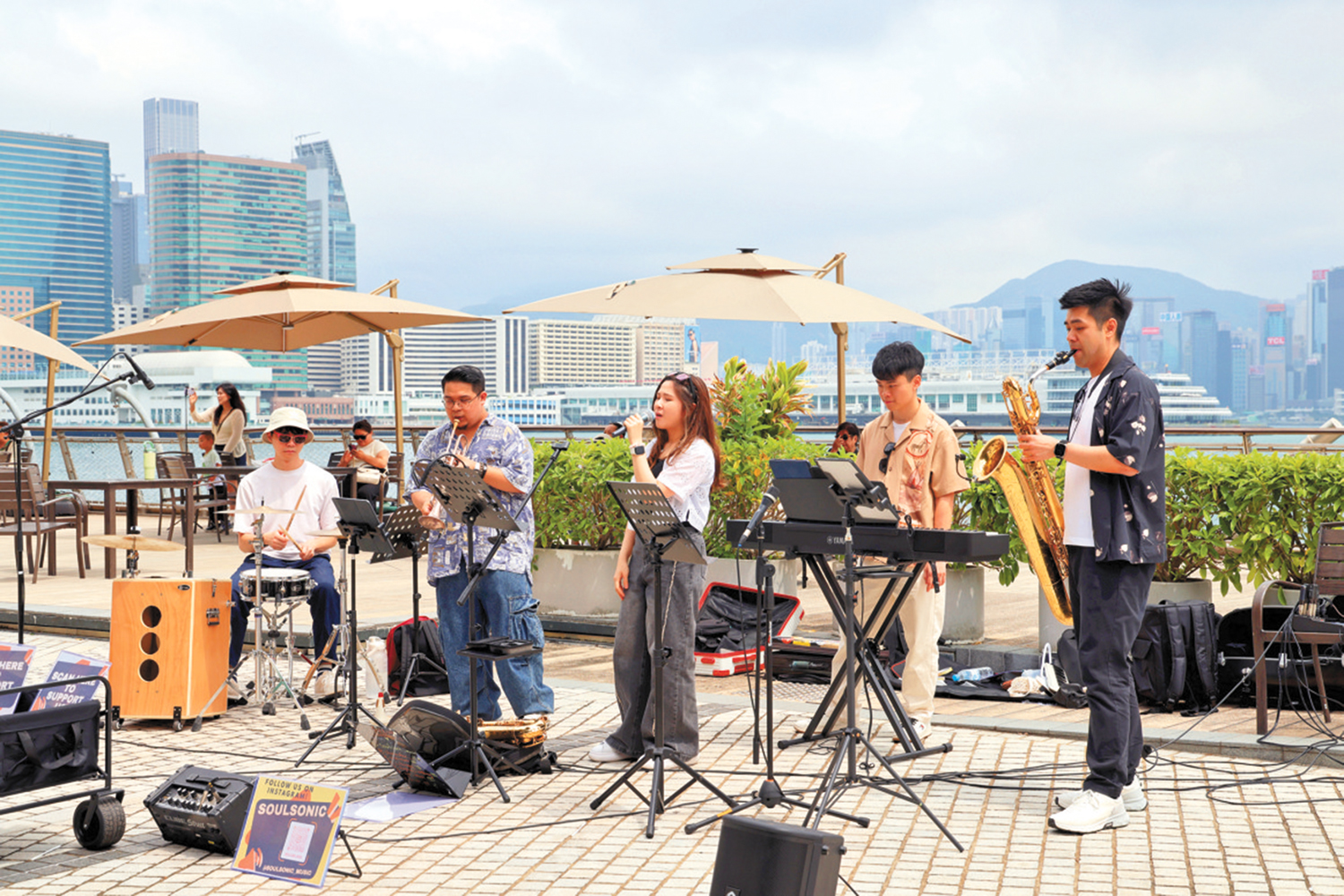 　　圖：五月一日，香港西九文化區藝術公園及海濱長廊迎來大批市民與遊客。\香港中通社