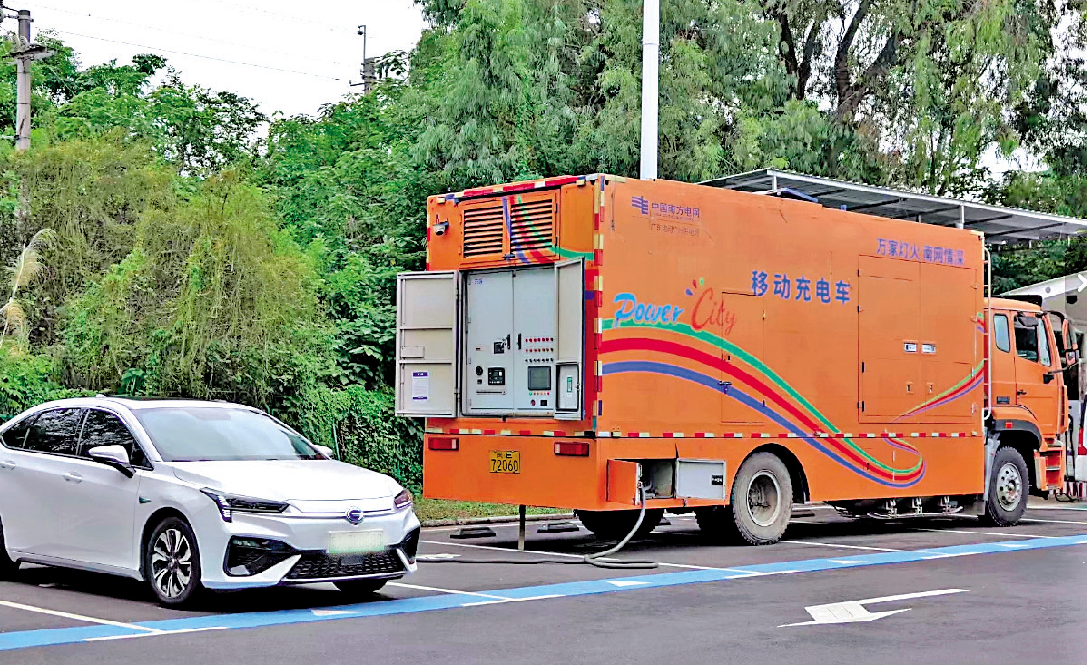 　　圖：廣東電網調度移動補電車於重點路段待命。\受訪者供圖