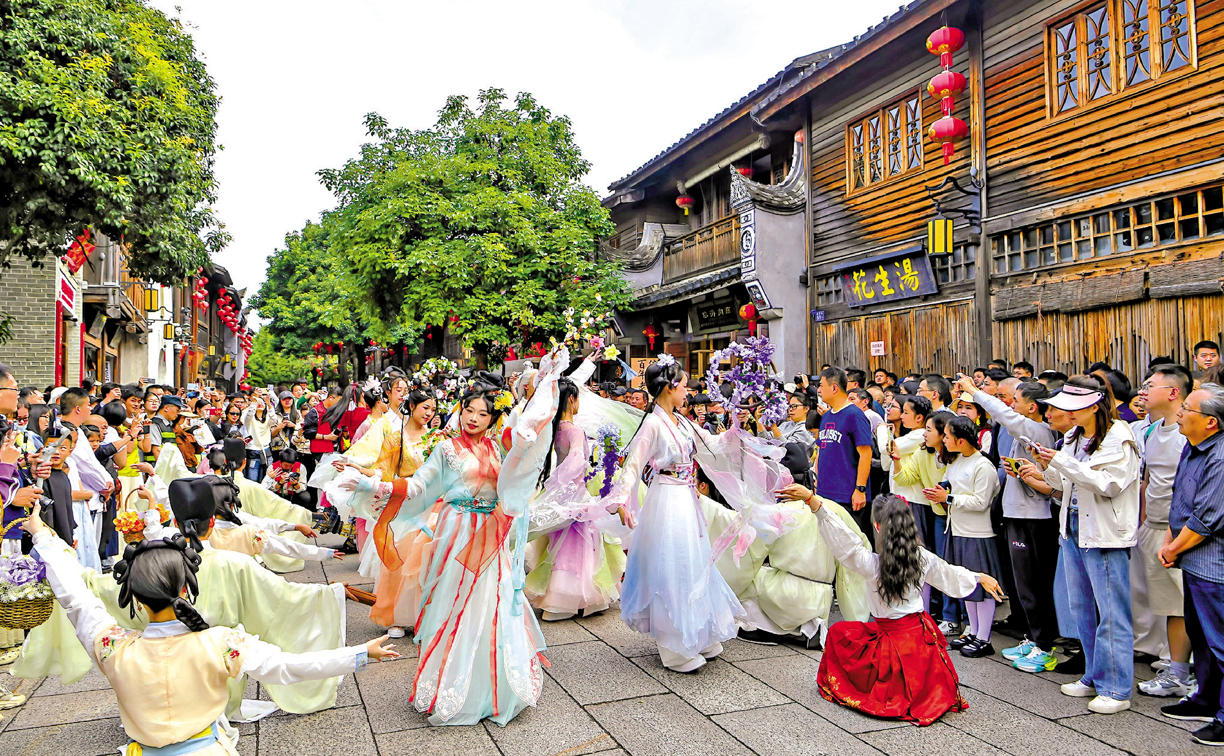 　　圖：5月1日，遊客在福建省福州市三坊七巷觀看「花神」巡遊。\新華社