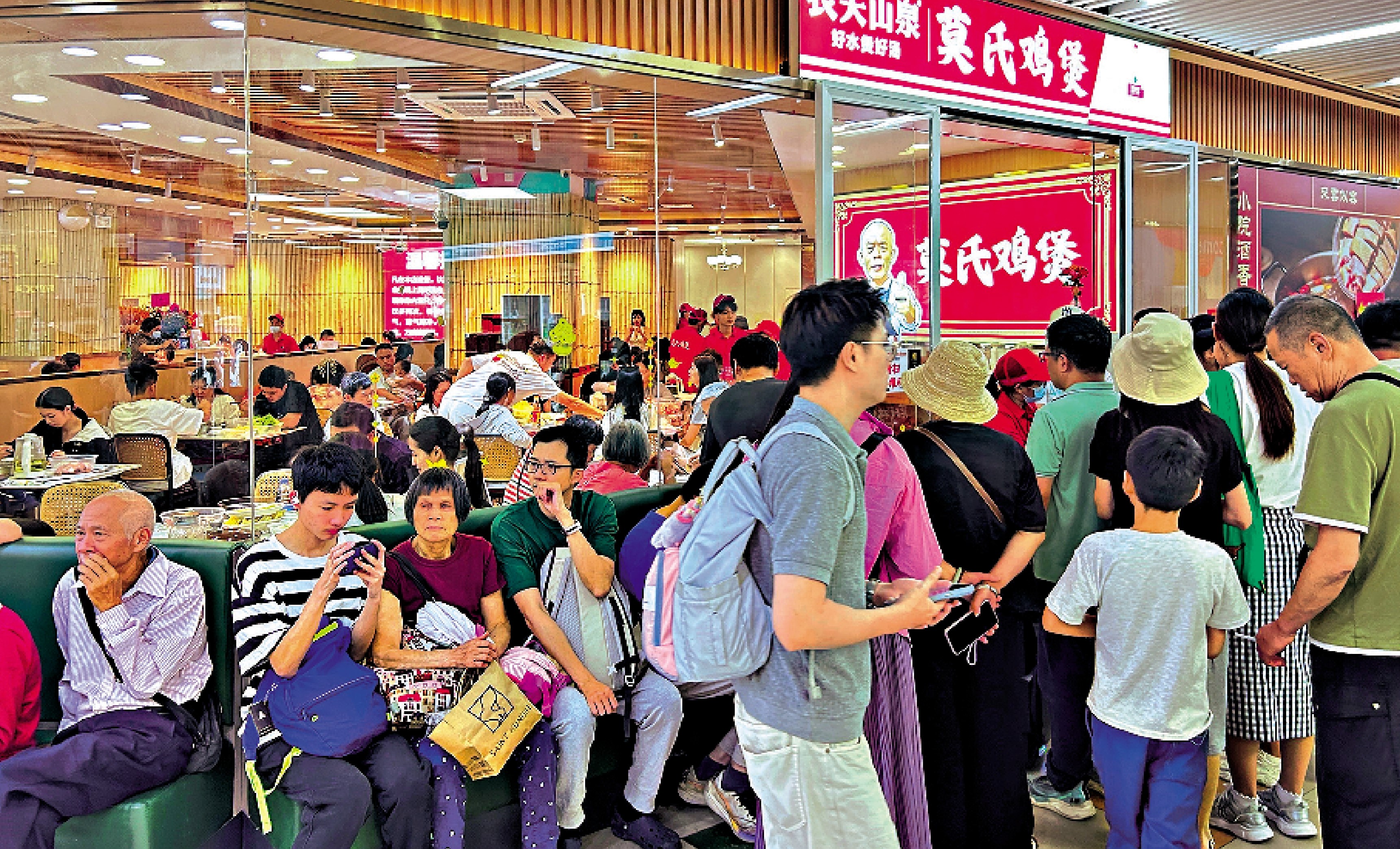 　　圖：莫氏雞煲新店開張，五一假期首日迎來大批食客。\大公報記者敖敏輝攝
