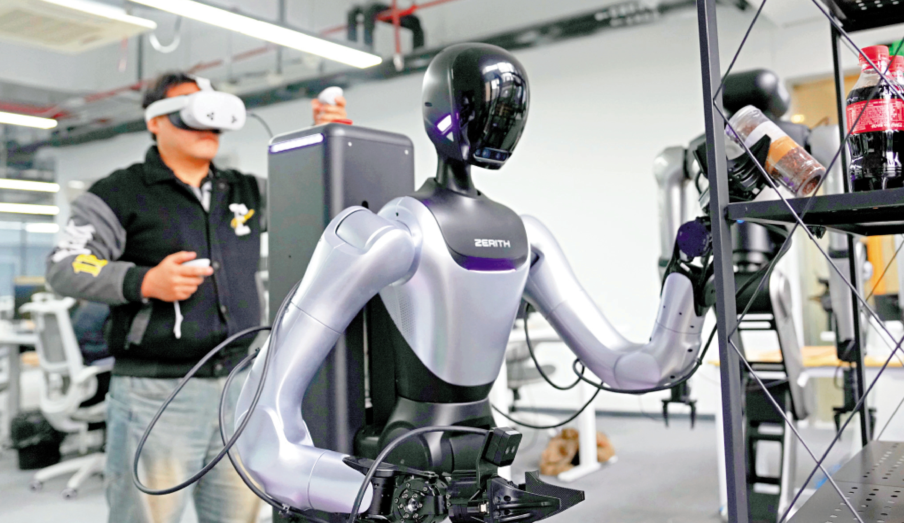 　　圖：技術人員在浙江寧波博登智能科技有限公司調試人形機器人。\新華社
