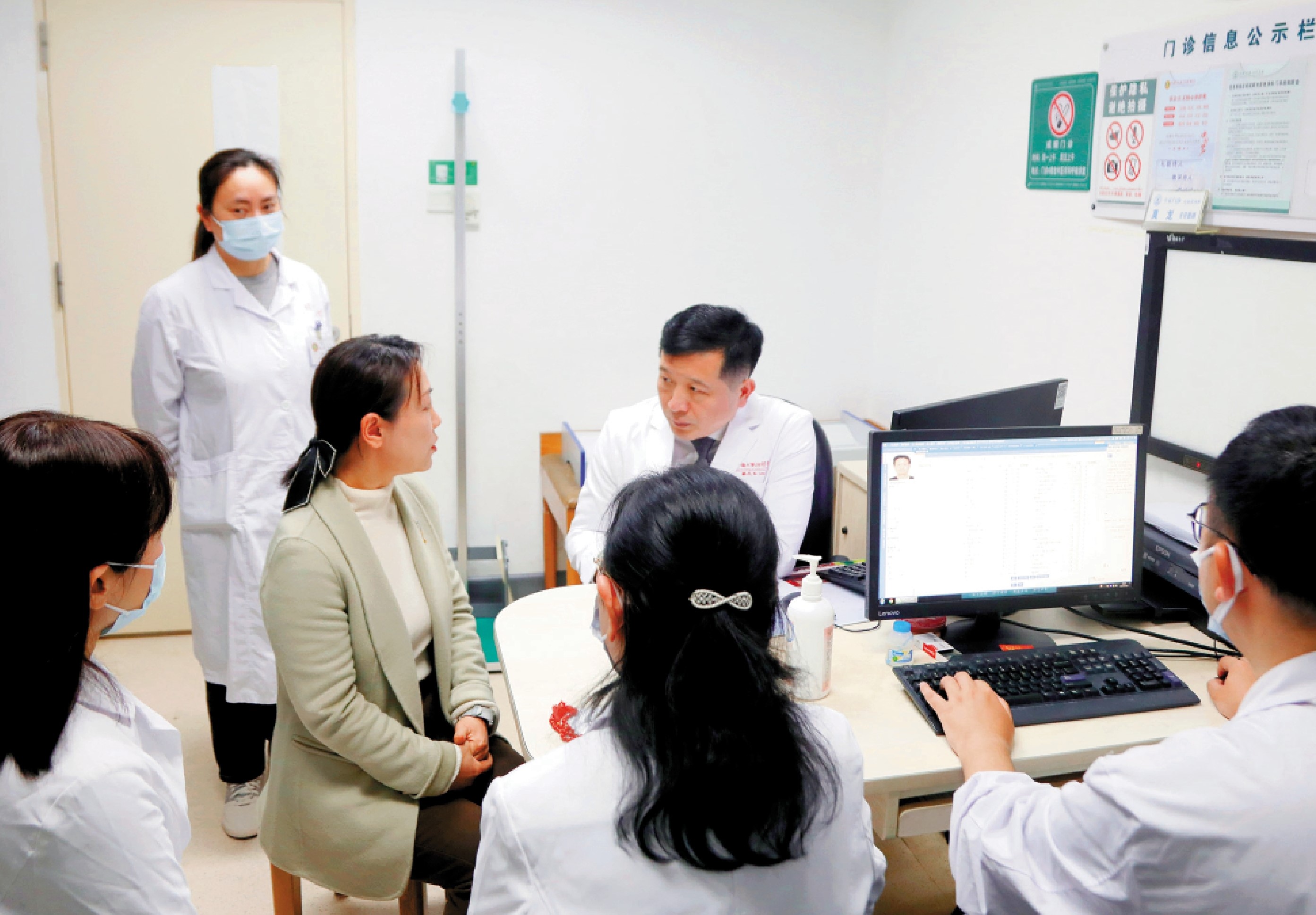 　　圖：莫龍副院長帶領團隊為患者看診。