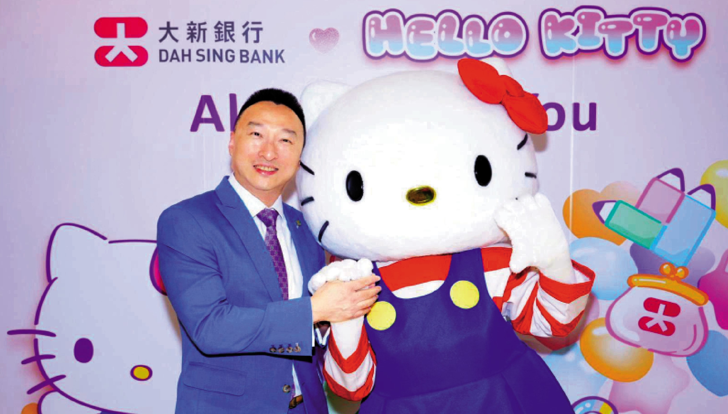 　　圖：鄧子健（左）表示，近兩年內地企業來港開設中小企戶口比例持續上升。