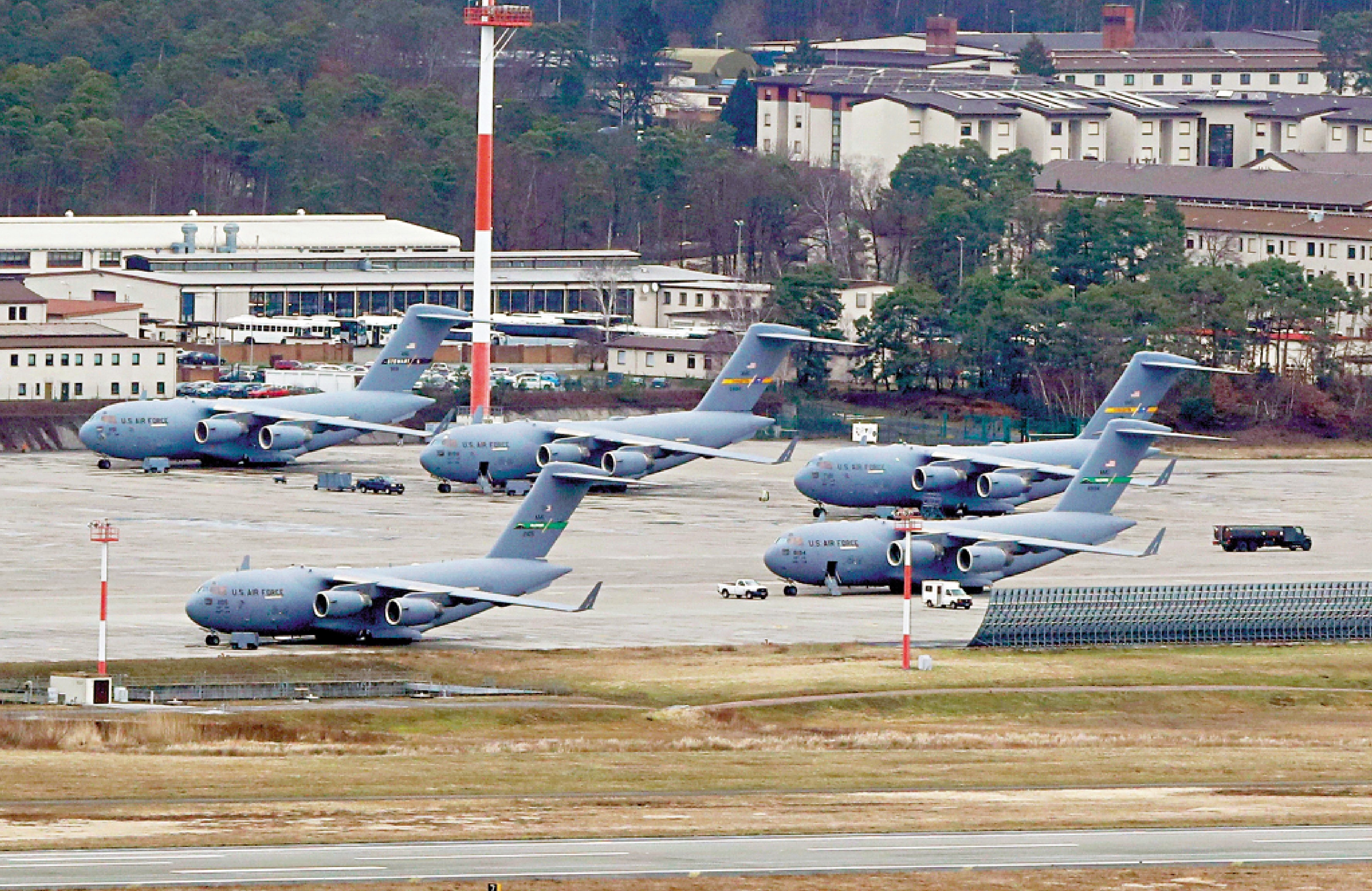　　圖：德國拉姆施泰因空軍基地內的美軍機。\路透社