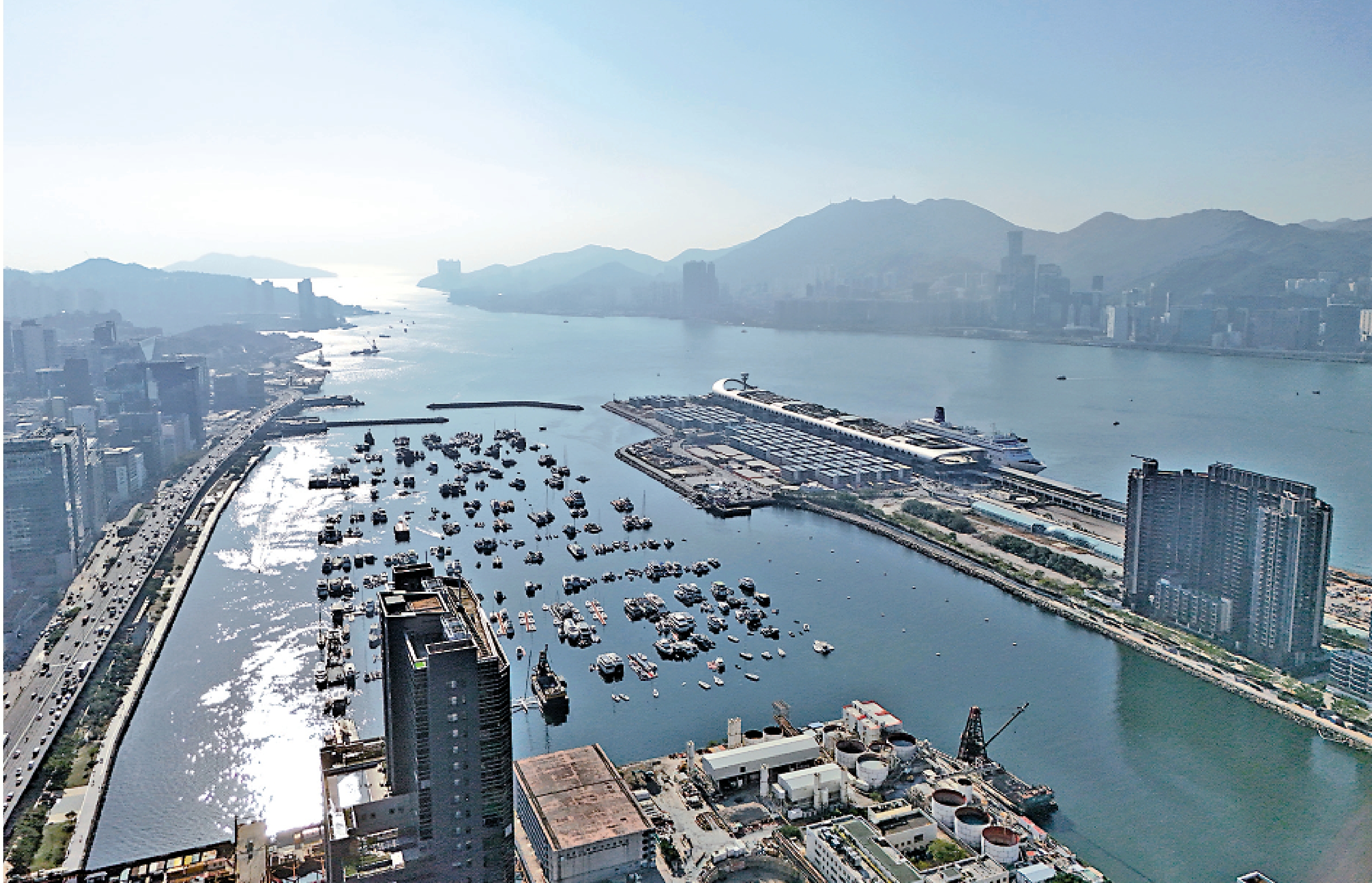 　　圖：當局研究在計劃興建的跨越觀塘避風塘天橋上，加建行車通道，改善啟德前跑道區對外交通聯繫。\大公報記者攝