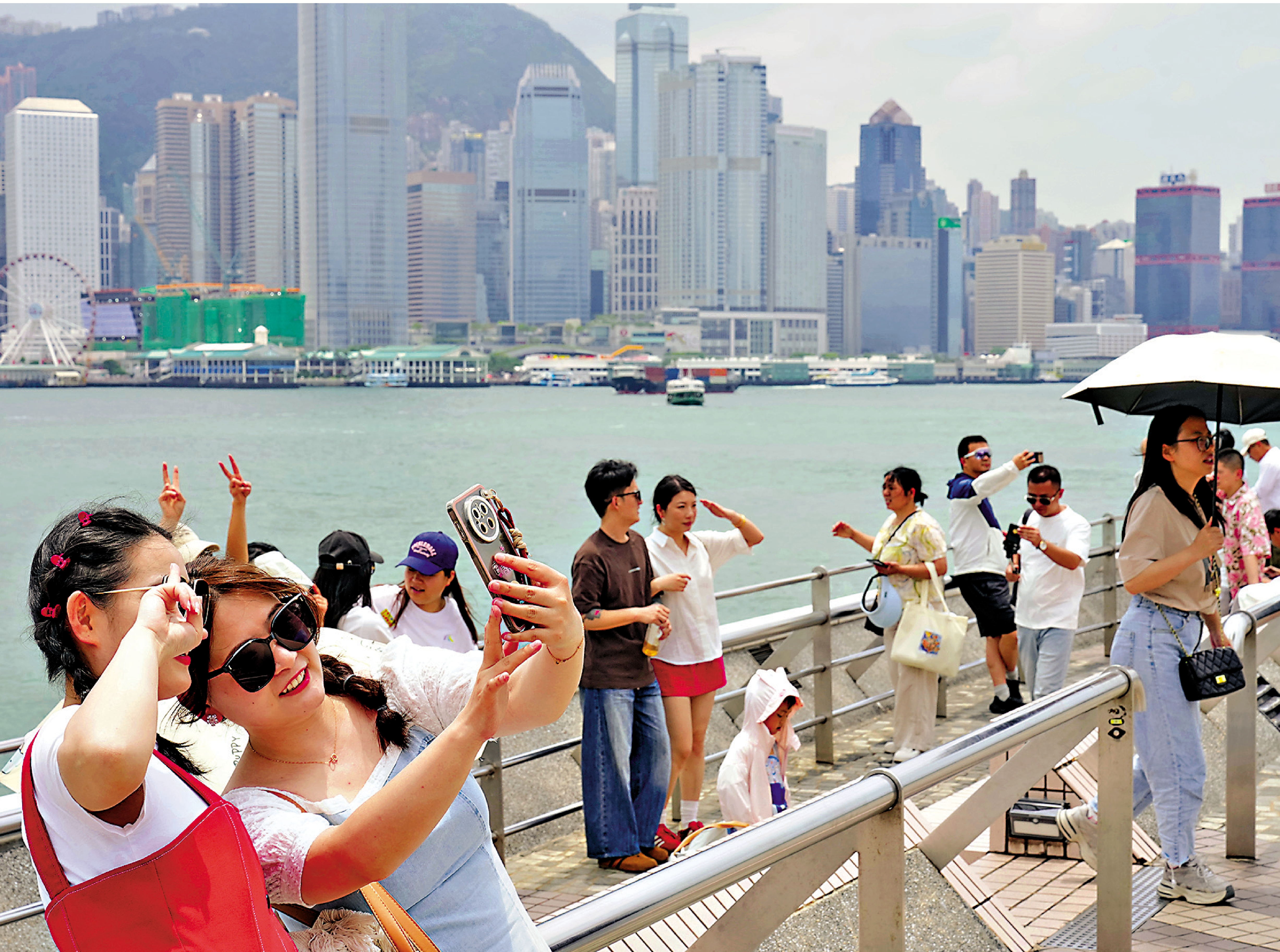 　　圖：內地五一黃金周假期，共逾101萬人次內地旅客訪港，較去年上升10%。\大公報記者麥潤田攝