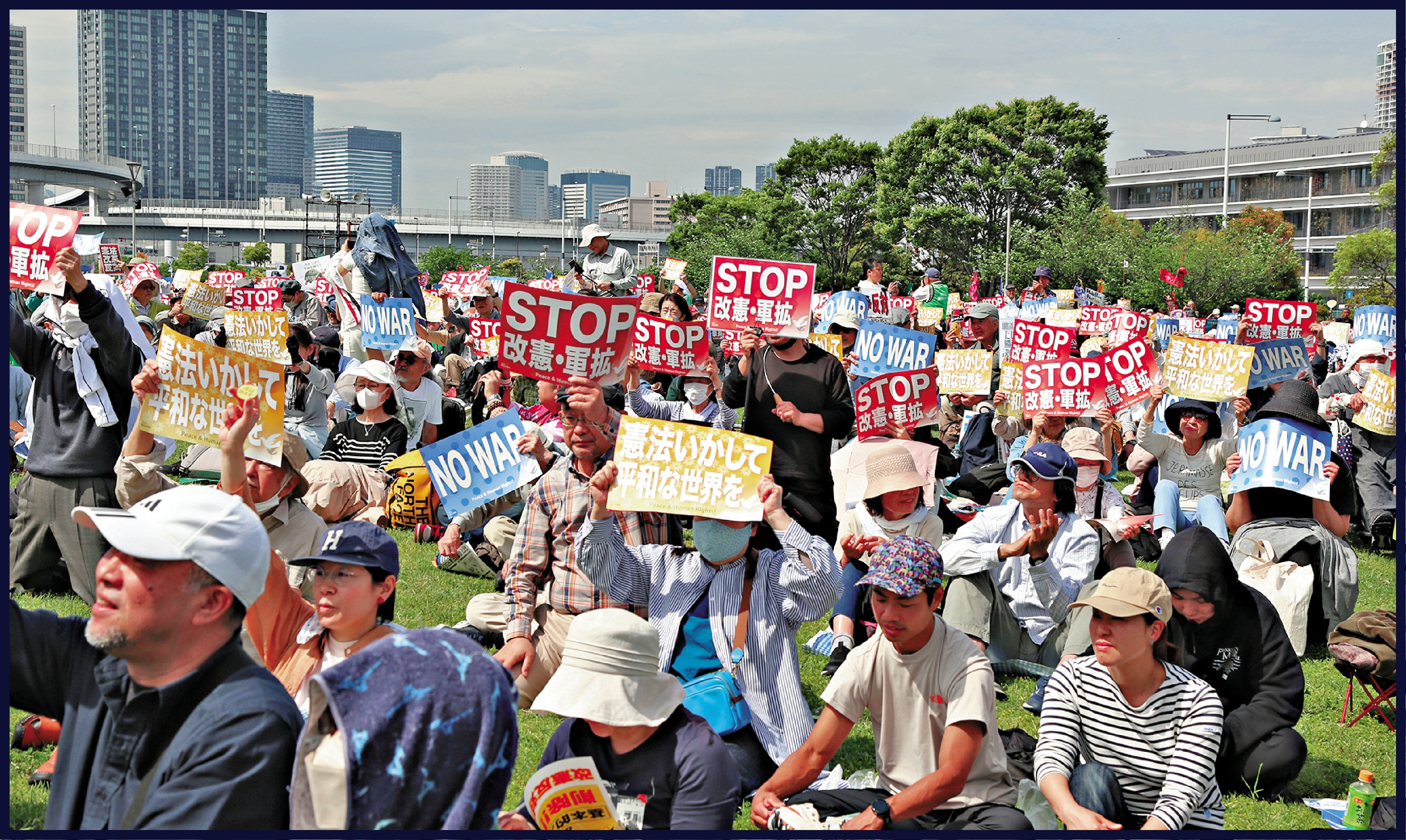 　　圖：5月3日，約五萬名日本民眾在東京舉行守護憲法集會，呼籲堅持和平憲法、反對戰爭與軍備擴張。\中新社