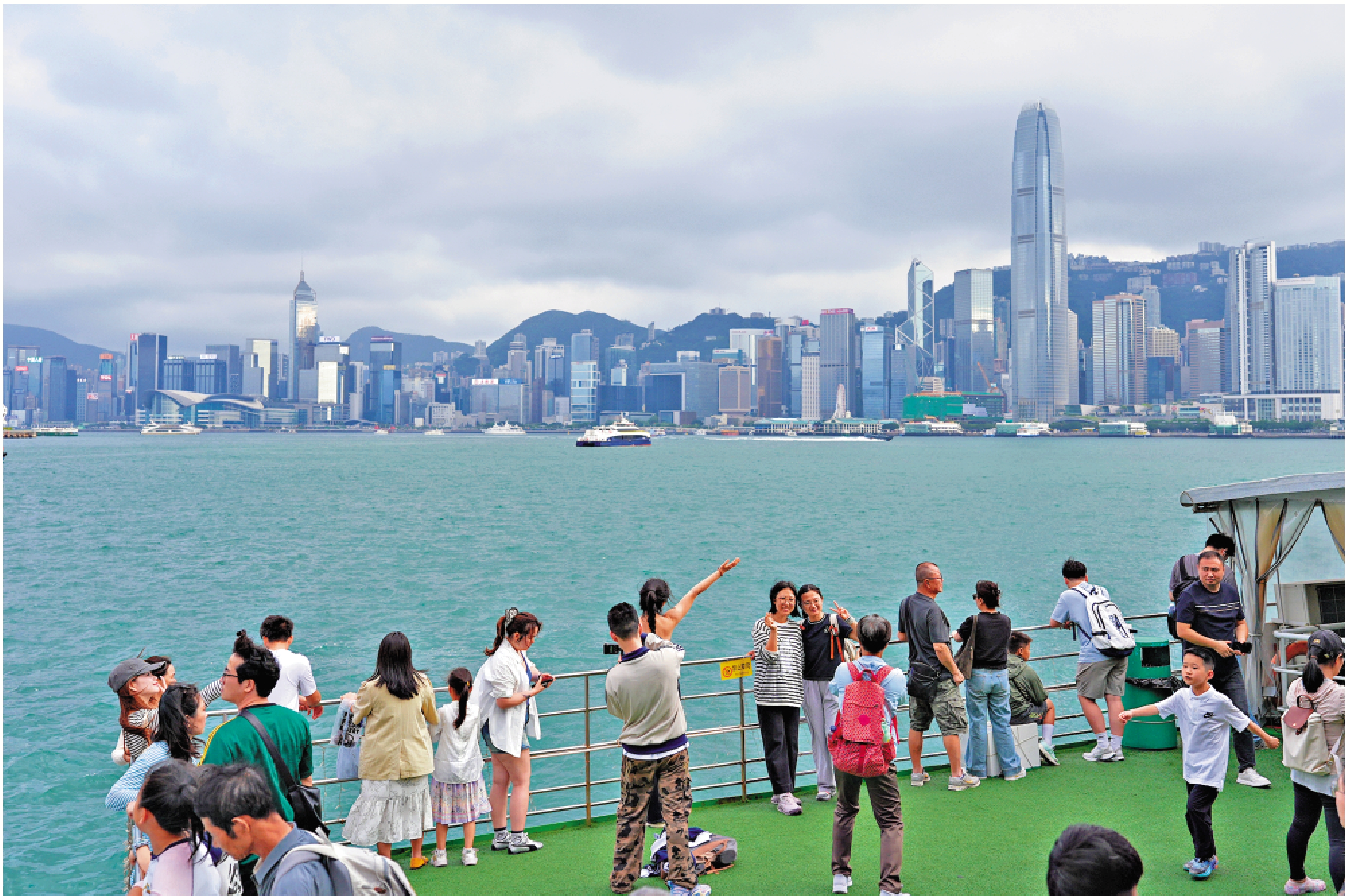 　　圖：五月一日，遊客在香港維多利亞港遊覽。\新華社