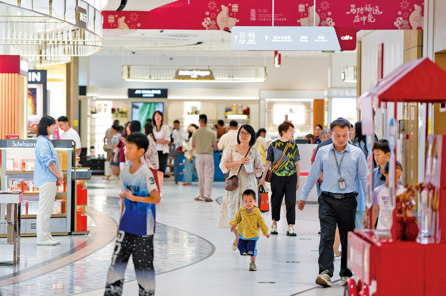 　　圖：五一期間顧客在海口一免稅店選購商品。\新華社