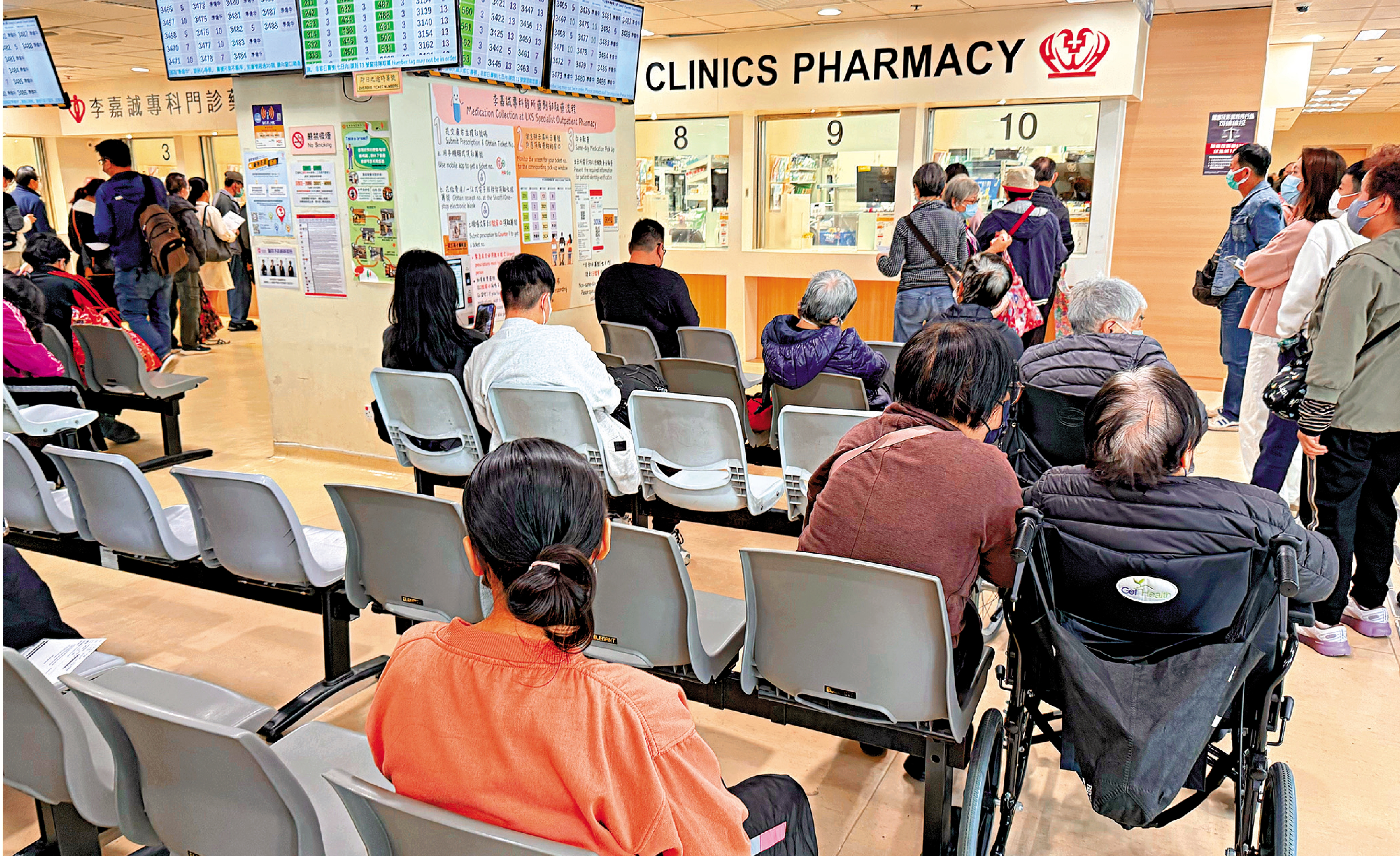 　　圖：公營醫療收費改革今年一月一日起實施，醫務衞生局昨日表示整體大致順利。