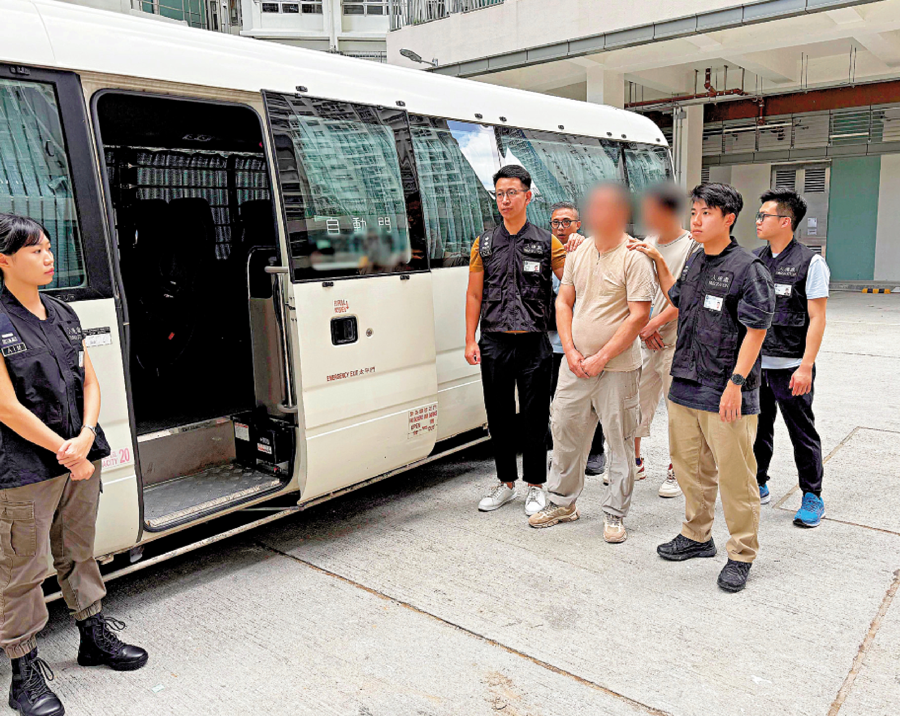 　　圖：入境處人員將被捕的23名懷疑黑工及僱主帶走作進一步調查。