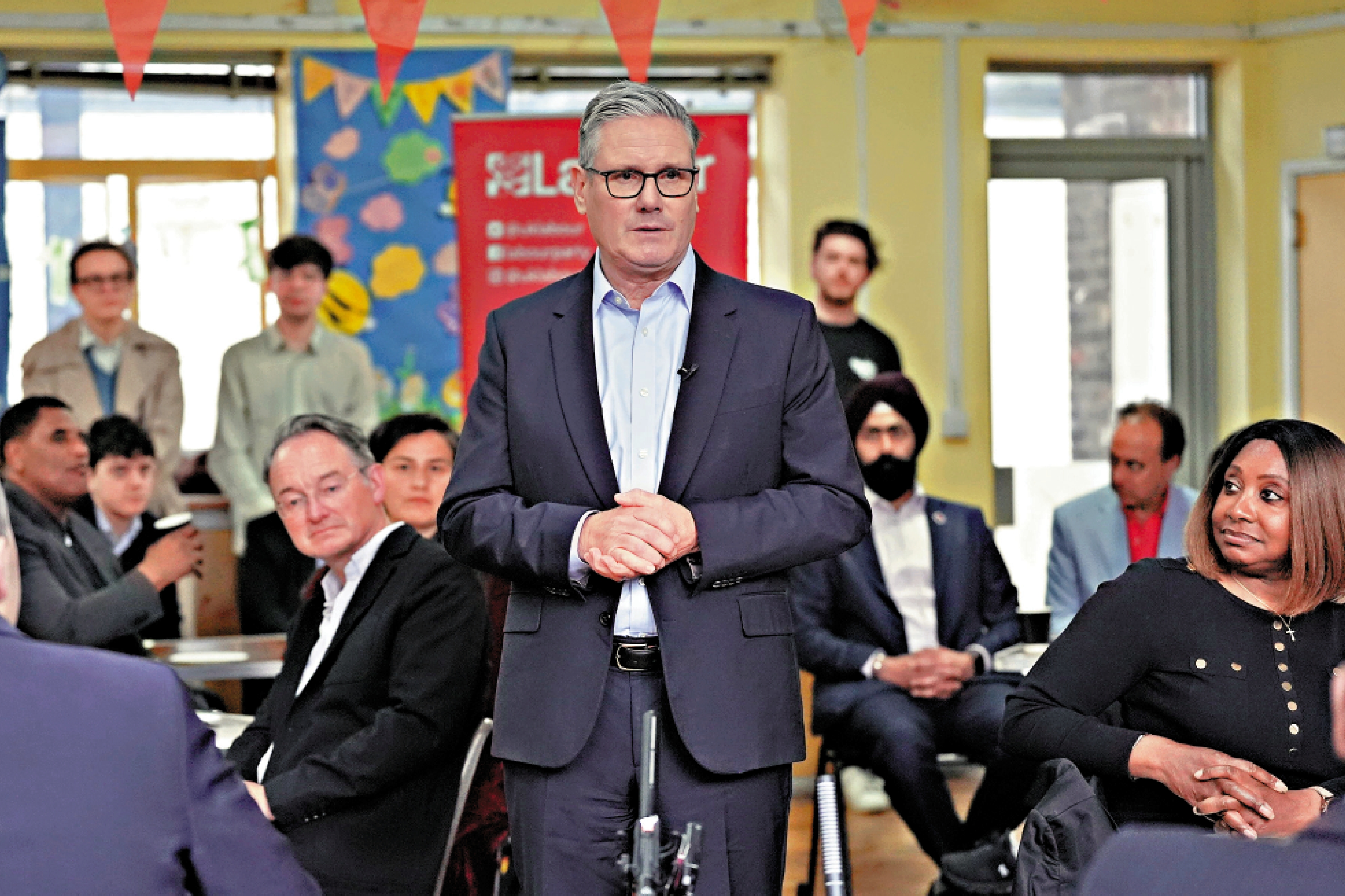 　　圖：英國首相斯塔默8日在倫敦向工黨成員發表講話。\美聯社