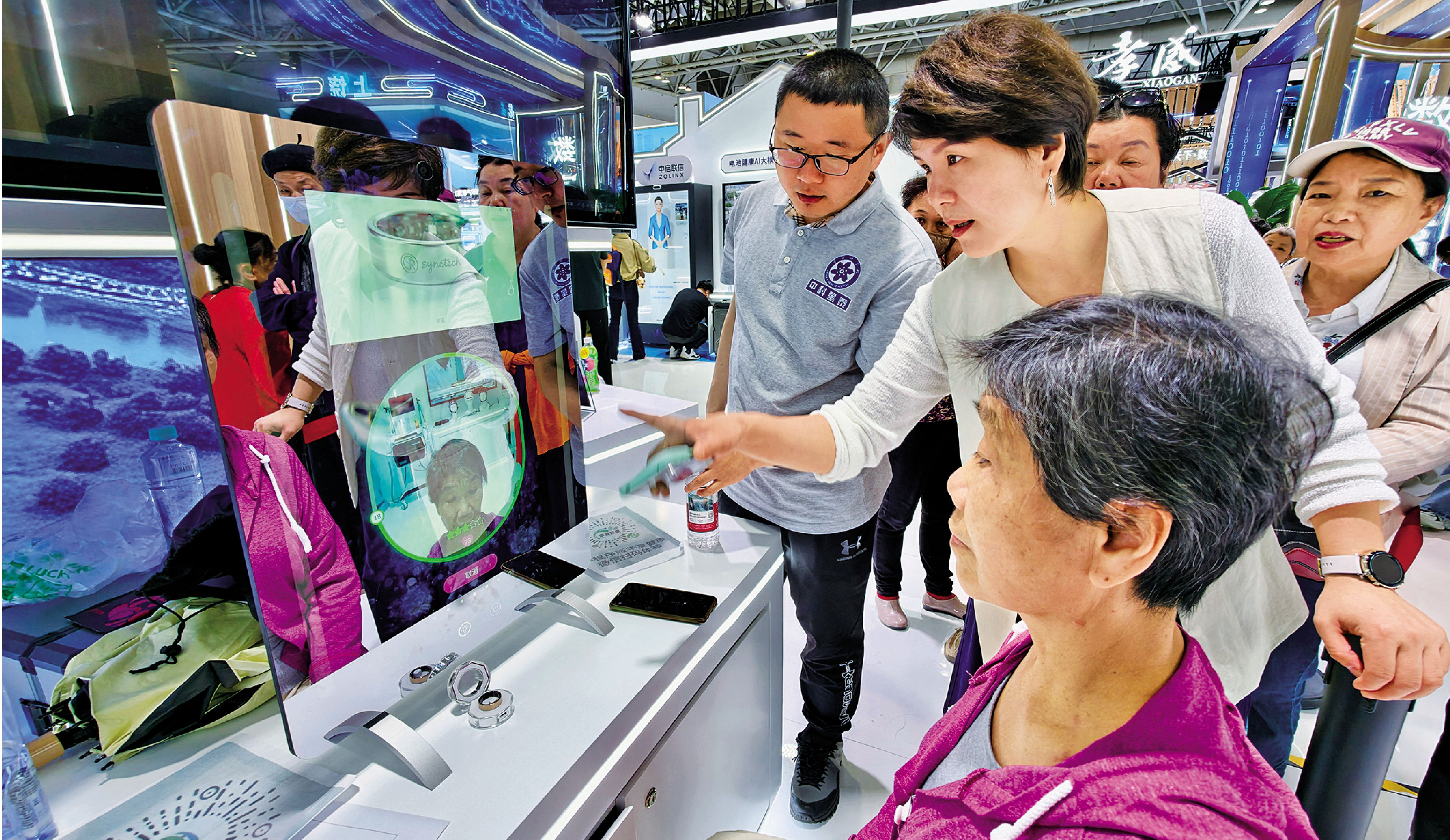 　　圖：內地近日出台意見，促進智能體規範應用與創新發展。圖為民眾在展會上體驗智能體檢設備。\中新社
