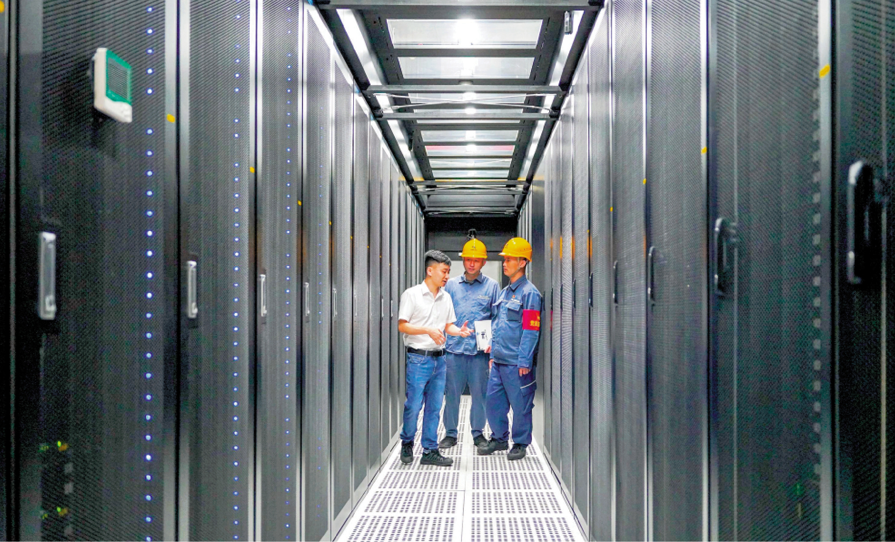 　　圖：工作人員走進廣東移動粵東數據中心機房了解企業用電情況。\受訪者供圖