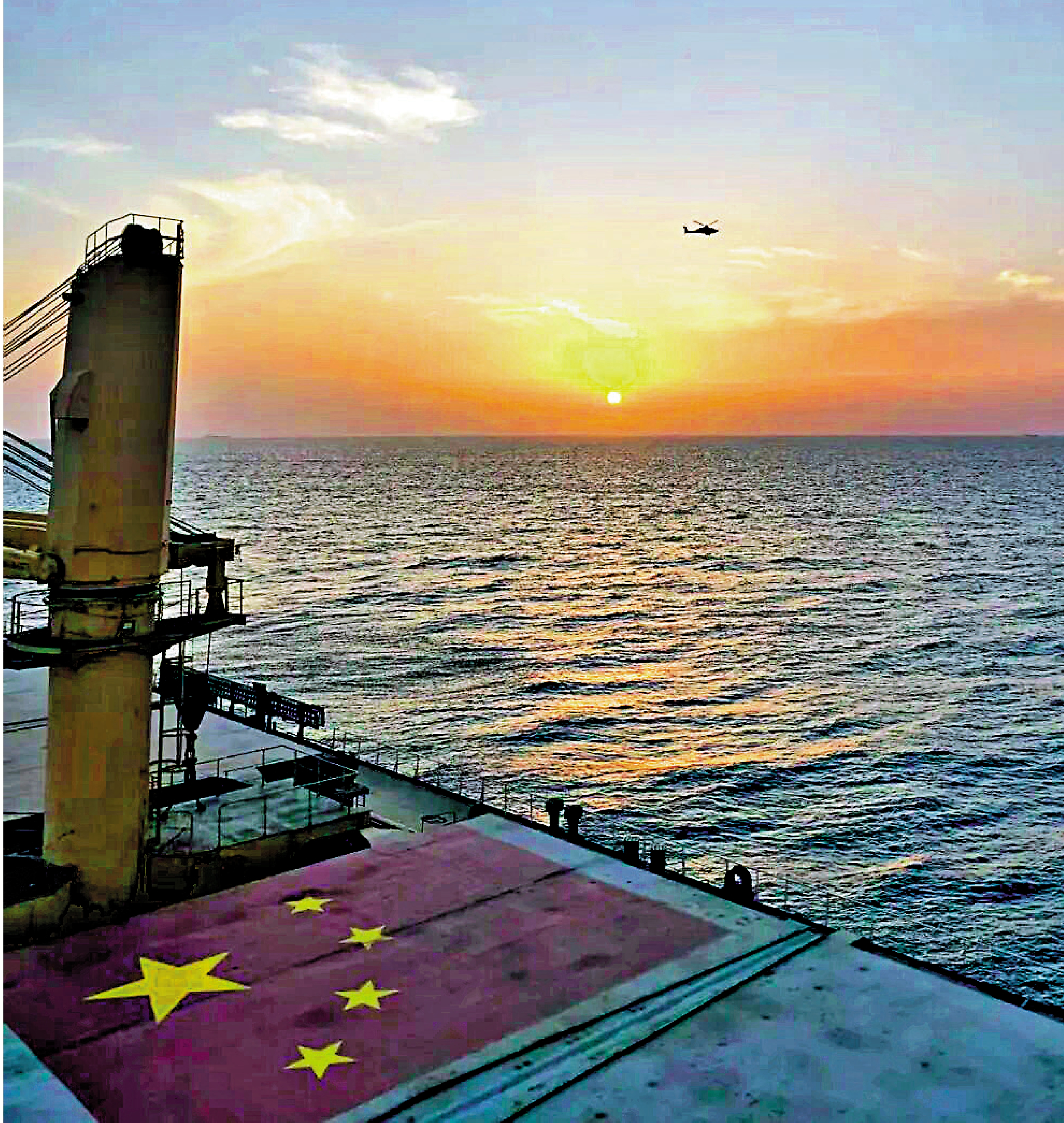 　　圖：北京時間4月28日凌晨，中國船員李斌拍下在霍峽上空盤旋的戰機。甲板上的國旗是他們自己用塗料刷的。