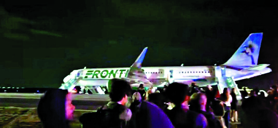 　　圖：客機撞上闖入跑道的行人後，緊急疏散機上人員。\網絡圖片