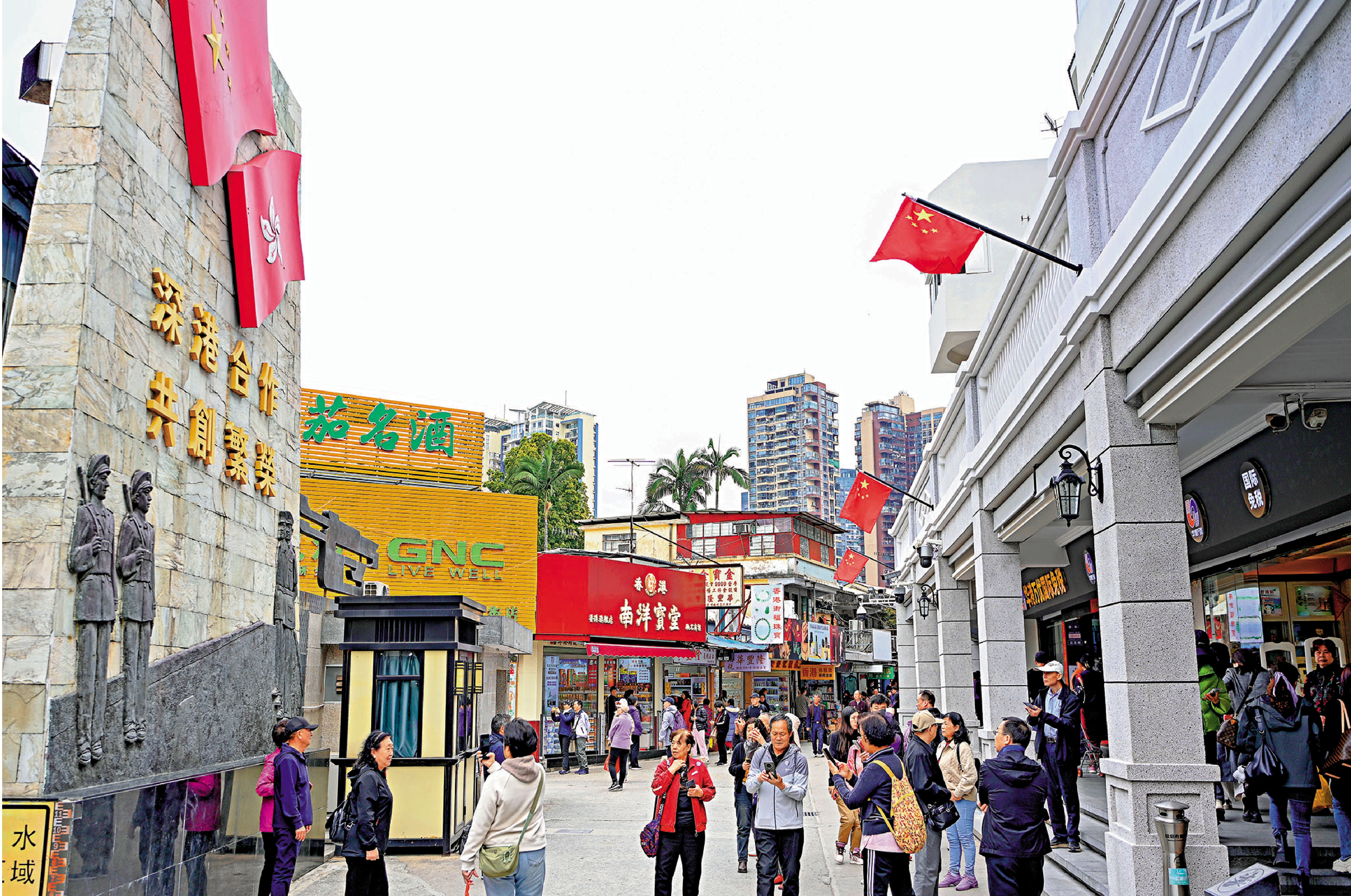 　　圖：沙頭角在香港北部都會區發展中有着重要角色。圖為遊客在沙頭角觀光遊玩。\中新社
