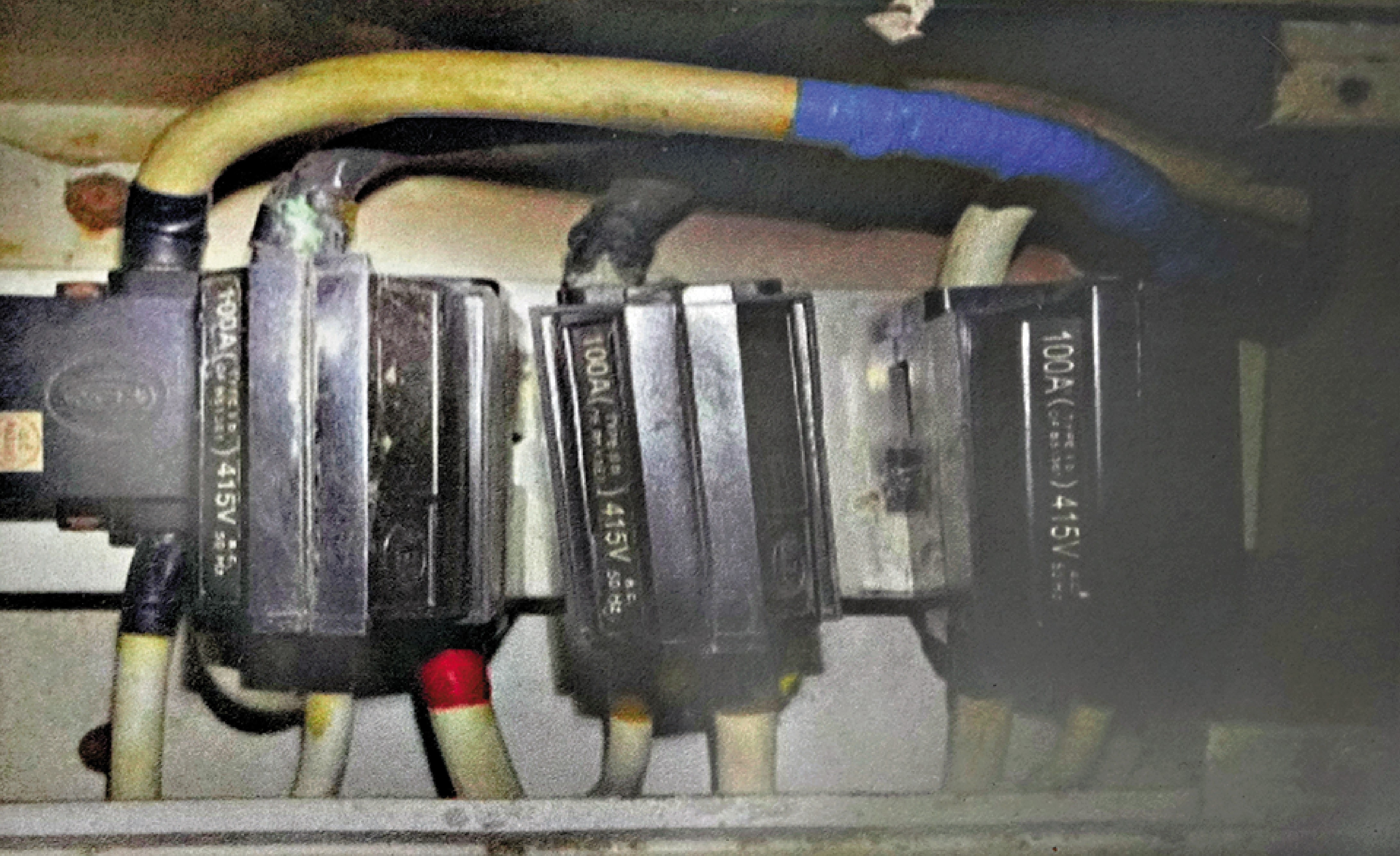 　　圖：梁偉欽表示，涉事商戶的配電箱安裝並不穩妥，膠布氧化，露出銅線，一碰到水分，容易引發爆炸。
