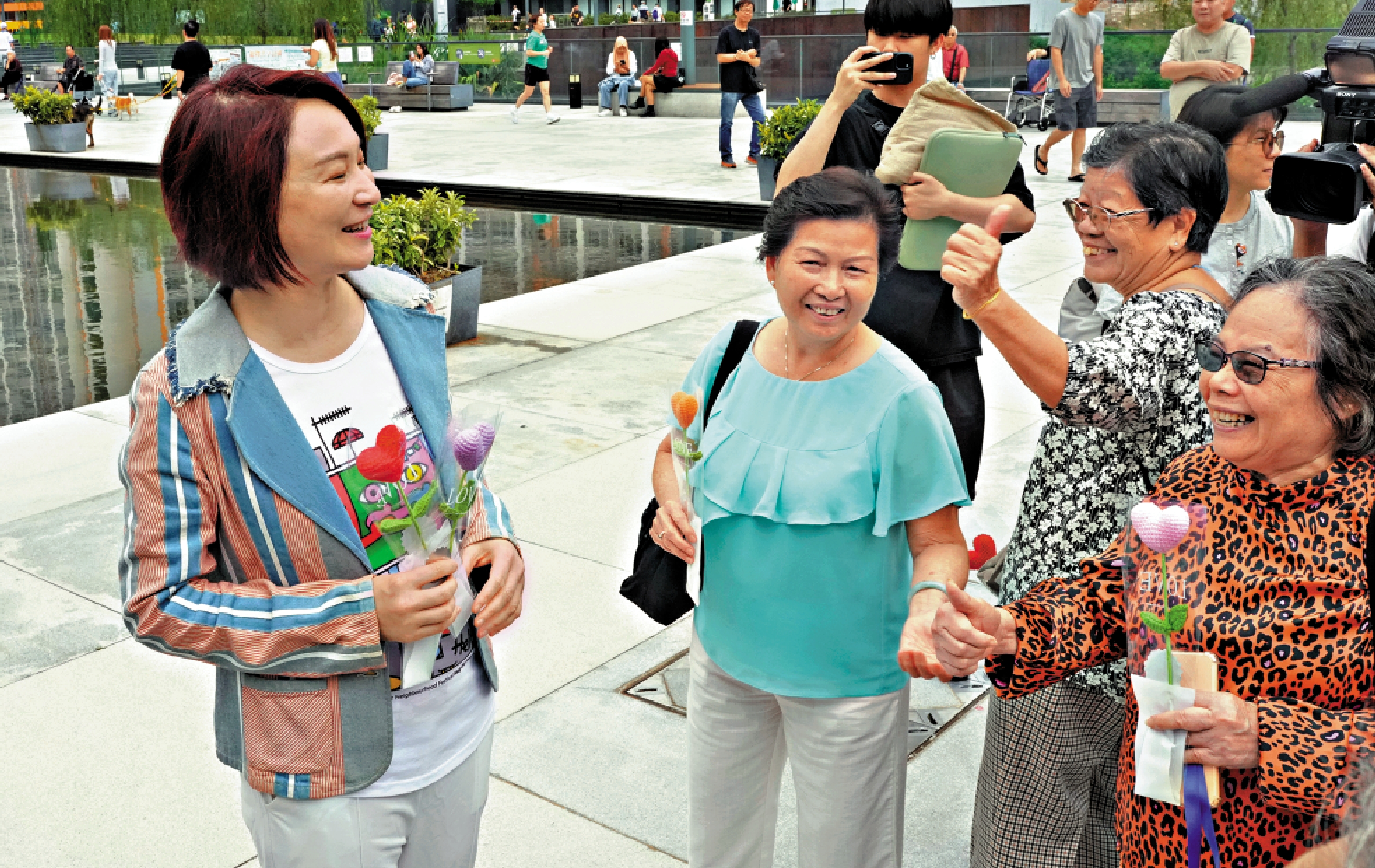 　　圖：立法會主席李慧琼聯同協調小組的部分議員落區，向市民派花。\大公報記者林良堅攝