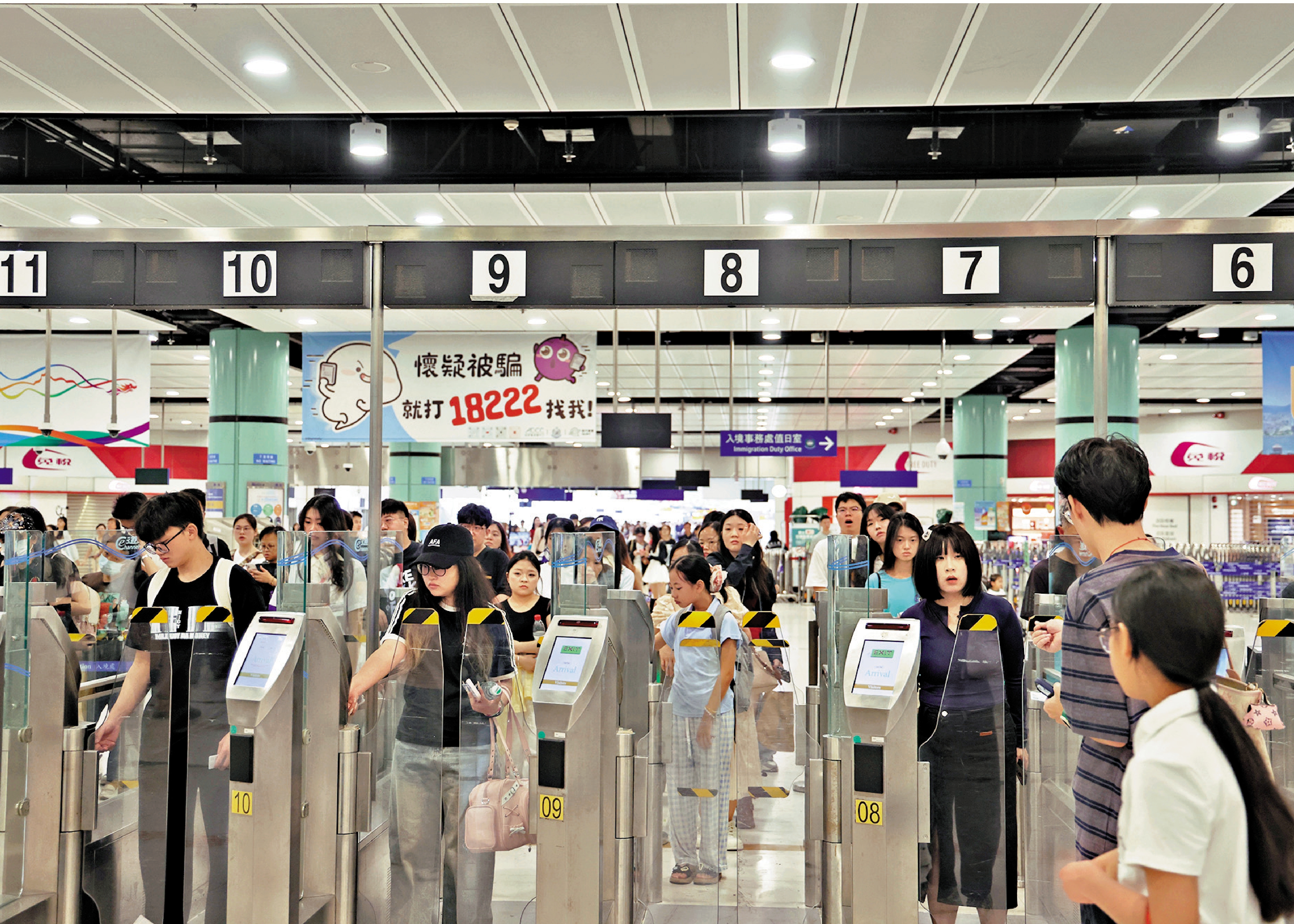 　　圖：今年五一假期期間，落馬洲口岸迎大批內地遊客抵港。\中通社